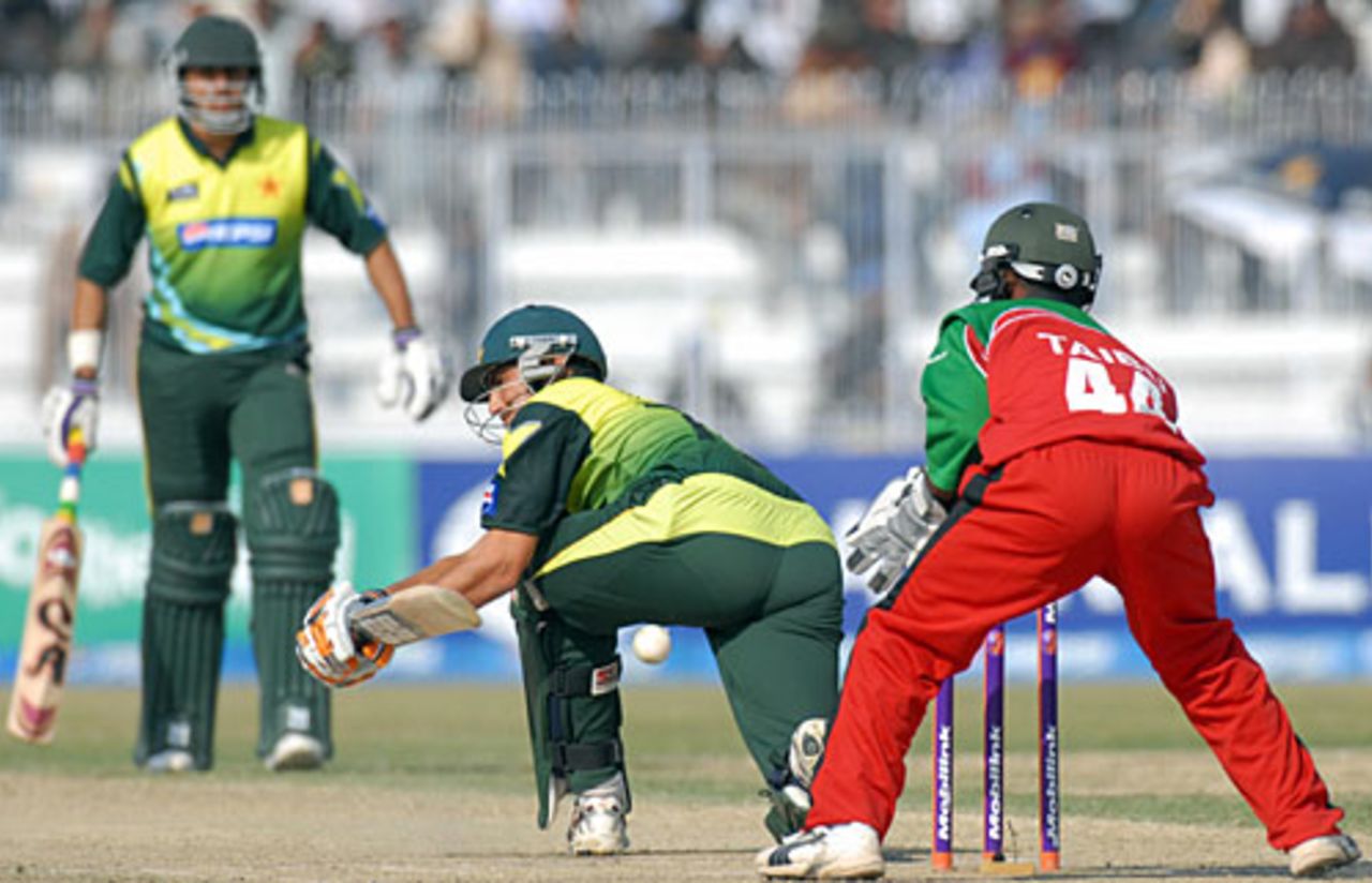 Younis Khan plays the sweep shot, Pakistan v Zimbabwe, 2nd ODI, Hyderabad, January 24, 2008