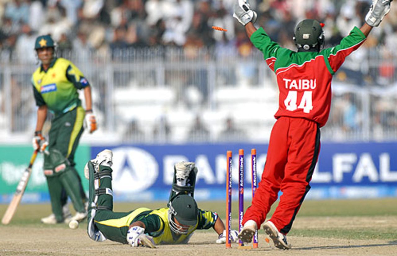 Tatenda Taibu rejoices after Nasir Jamshed is run out, Pakistan v Zimbabwe, 2nd ODI, Hyderabad, January 24, 2008
