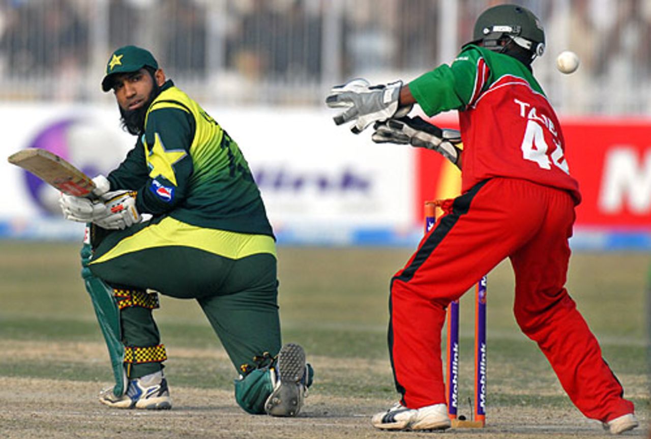 Mohammad Yousuf sweeps the ball past Tatenda Taibu, Pakistan v Zimbabwe, 2nd ODI, Hyderabad, January 24, 2008