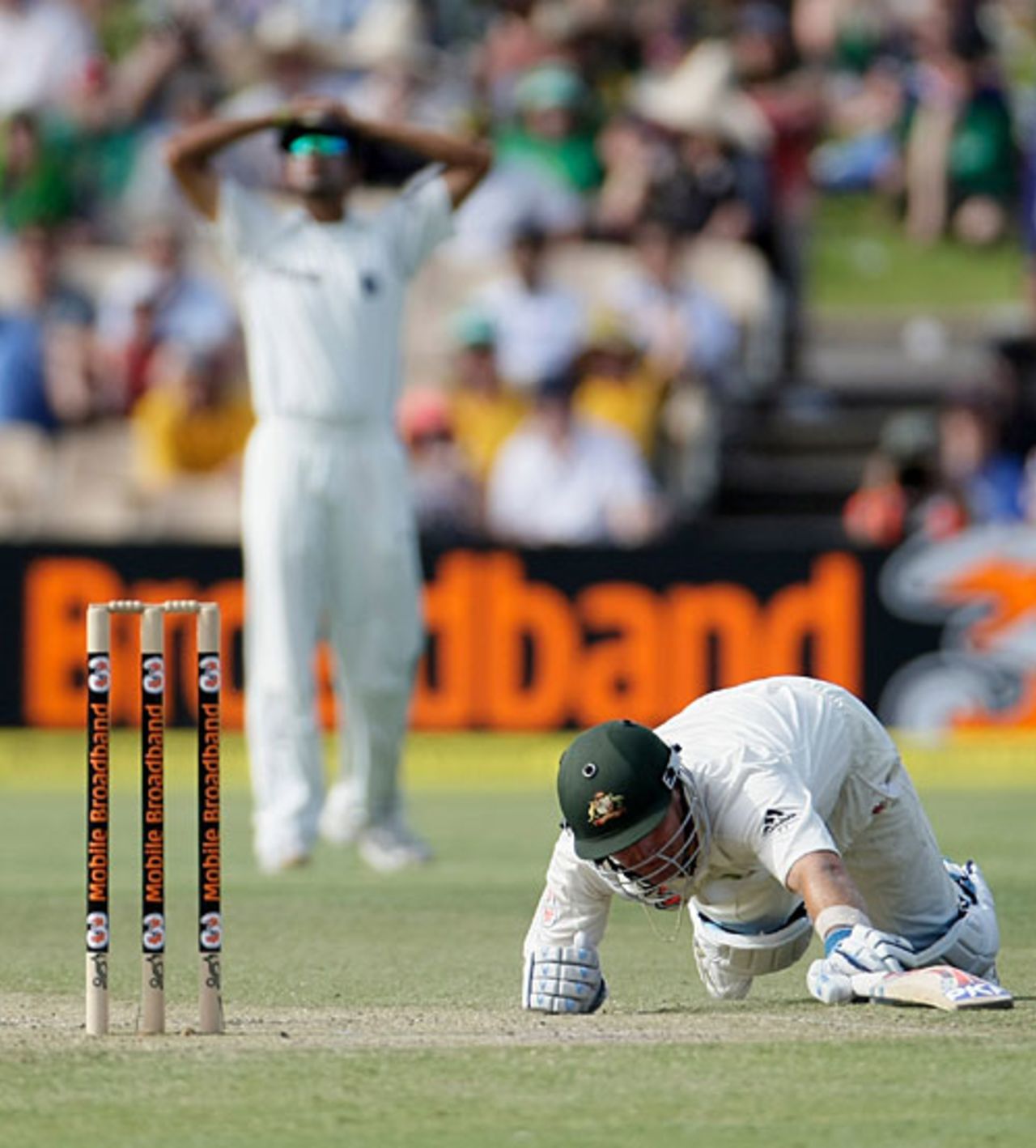 Phil Jaques scrambles back to his crease as Dinesh Karthik tries to run him out, Australia v India, 4th Test, Adelaide, 2nd day, January 25, 2008