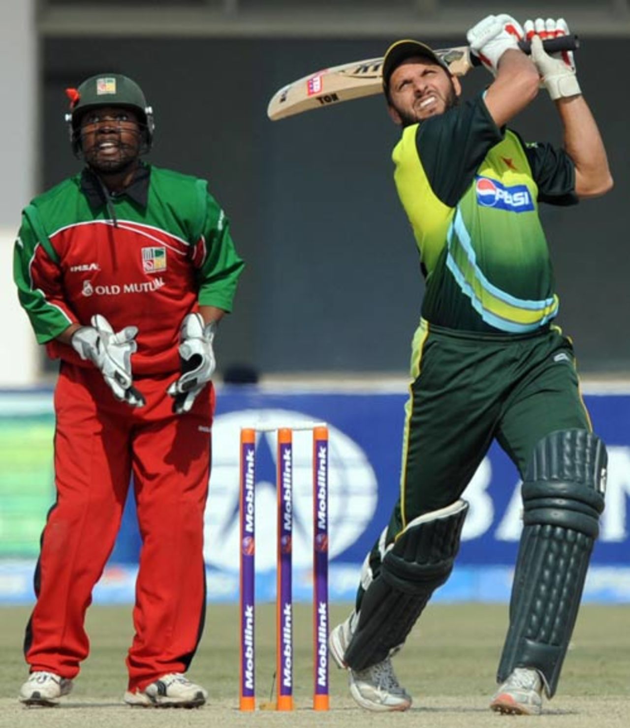 Shahid Afridi sends the ball up, up and away as Tatenda Taibu looks on, Pakistan v Zimbabwe, 3rd ODI, Multan, January 27, 2008 