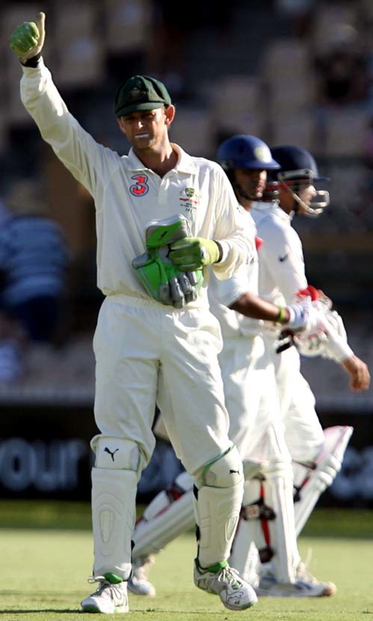 Adam Gilchrist gives a thumbs up to the cheers from the crowd, Australia v India, 4th Test, Adelaide, 4th day, January 27, 2008