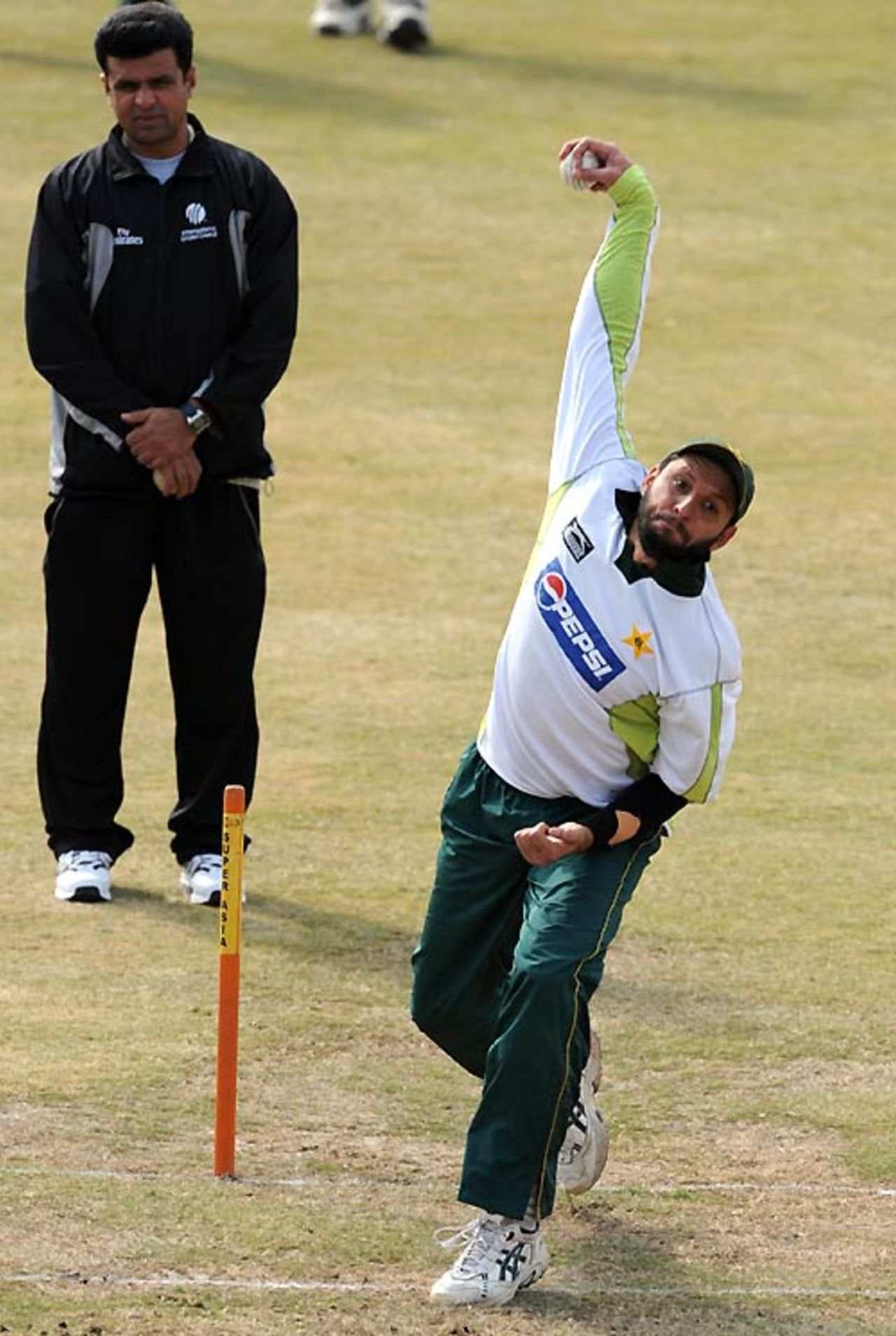 Shahid Afridi fine-tunes his craft at the nets, Faisalabad, January 29, 2008