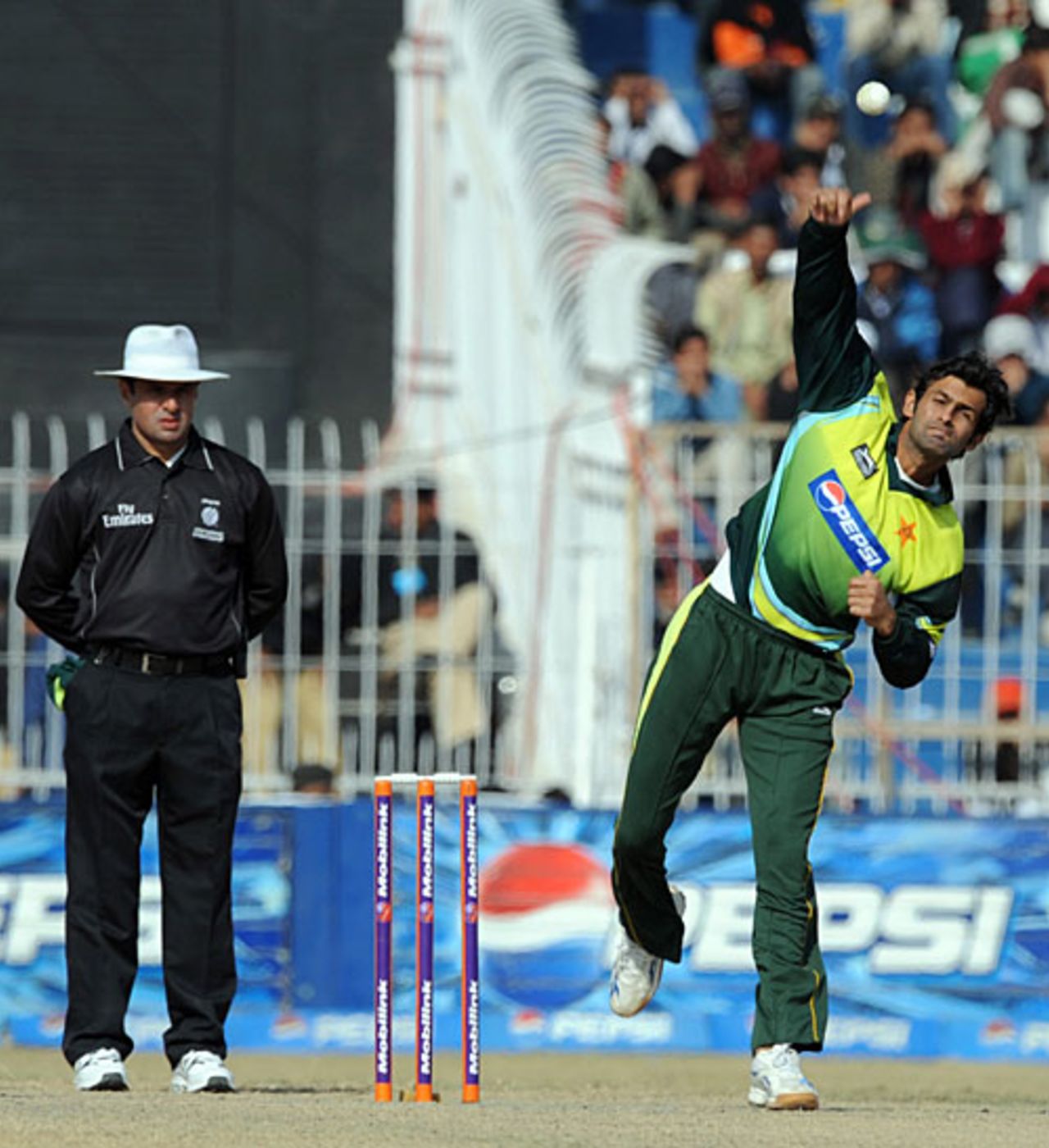 Shoaib Malik delivers the ball, Pakistan v Zimbabwe, 4th ODI, Mobilink Cup, Faisalabad, January 30, 2008