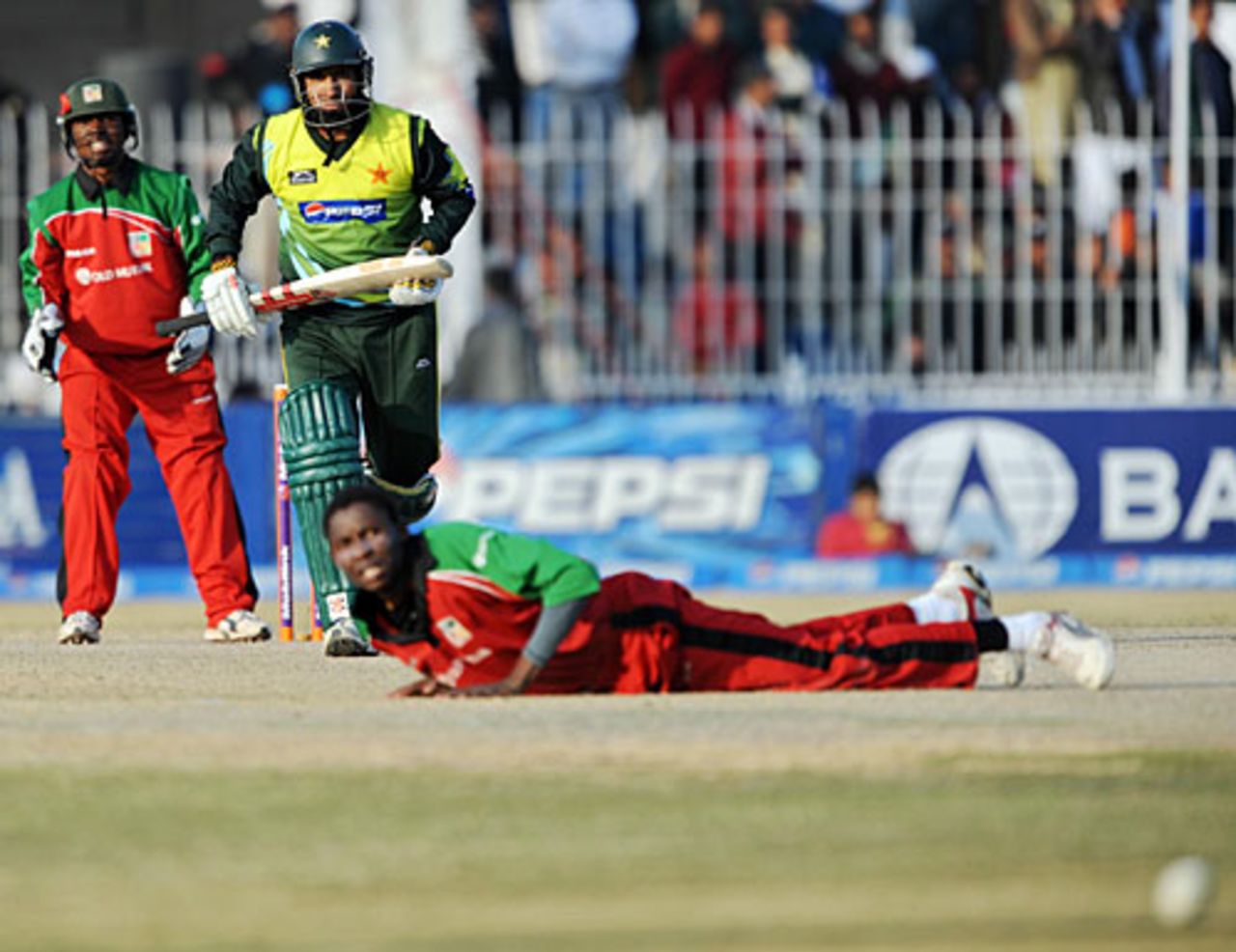 Mohammad Yousuf drives the ball past the bowler, Pakistan v Zimbabwe, 4th ODI, Mobilink Cup, Faisalabad, January 30, 2008