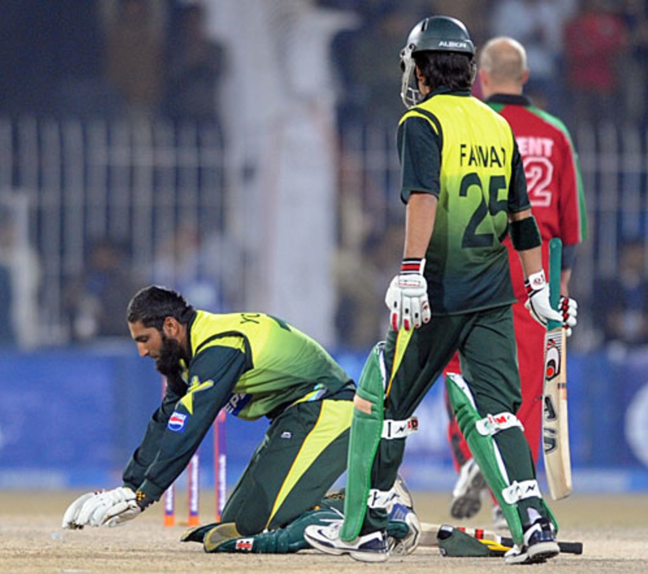 Mohammad Yousuf kneels down on the pitch after reaching his hundred, Pakistan v Zimbabwe, 4th ODI, Mobilink Cup, Faisalabad, January 30, 2008