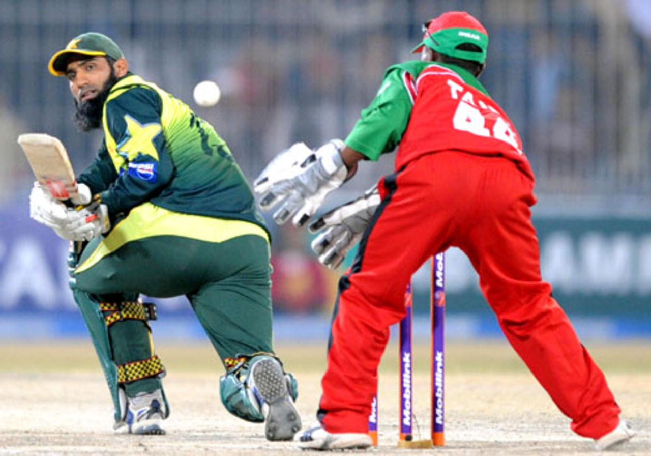 Mohammad Yousuf paddles one fine, Pakistan v Zimbabwe, 4th ODI, Mobilink Cup, Faisalabad, January 30, 2008