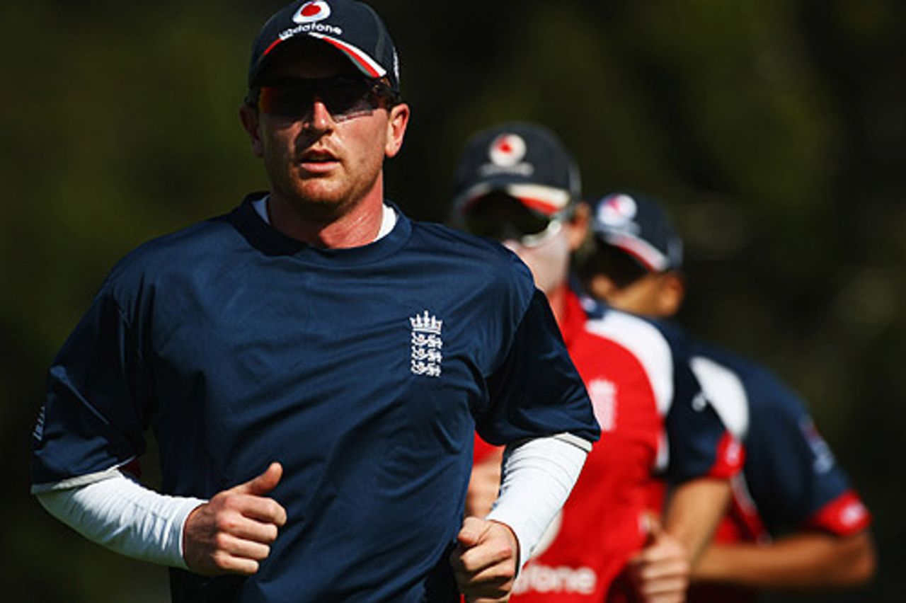 Paul Collingwood takes a jog during England's training session, Christchurch, February 1, 2008 