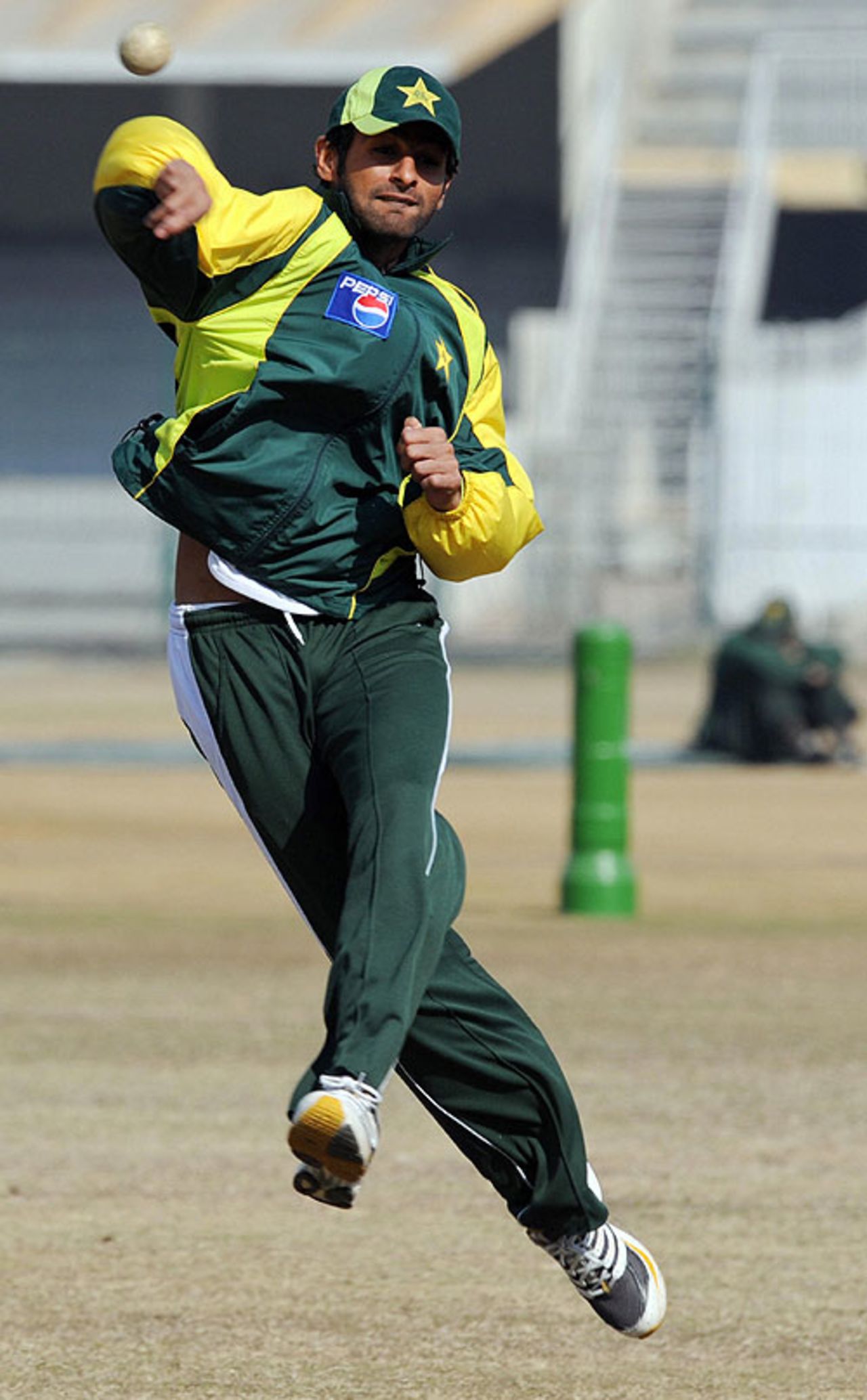 Shoaib Malik hones his fielding skills at the Gaddafi Stadium, Lahore, February 1, 2008