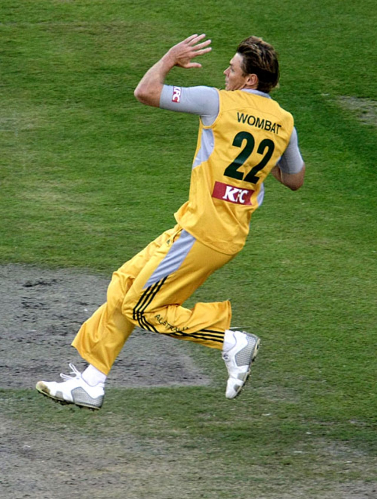 Ashley Noffke runs in to bowl, Australia v India, Twenty20 international, Melbourne, February 1, 2008