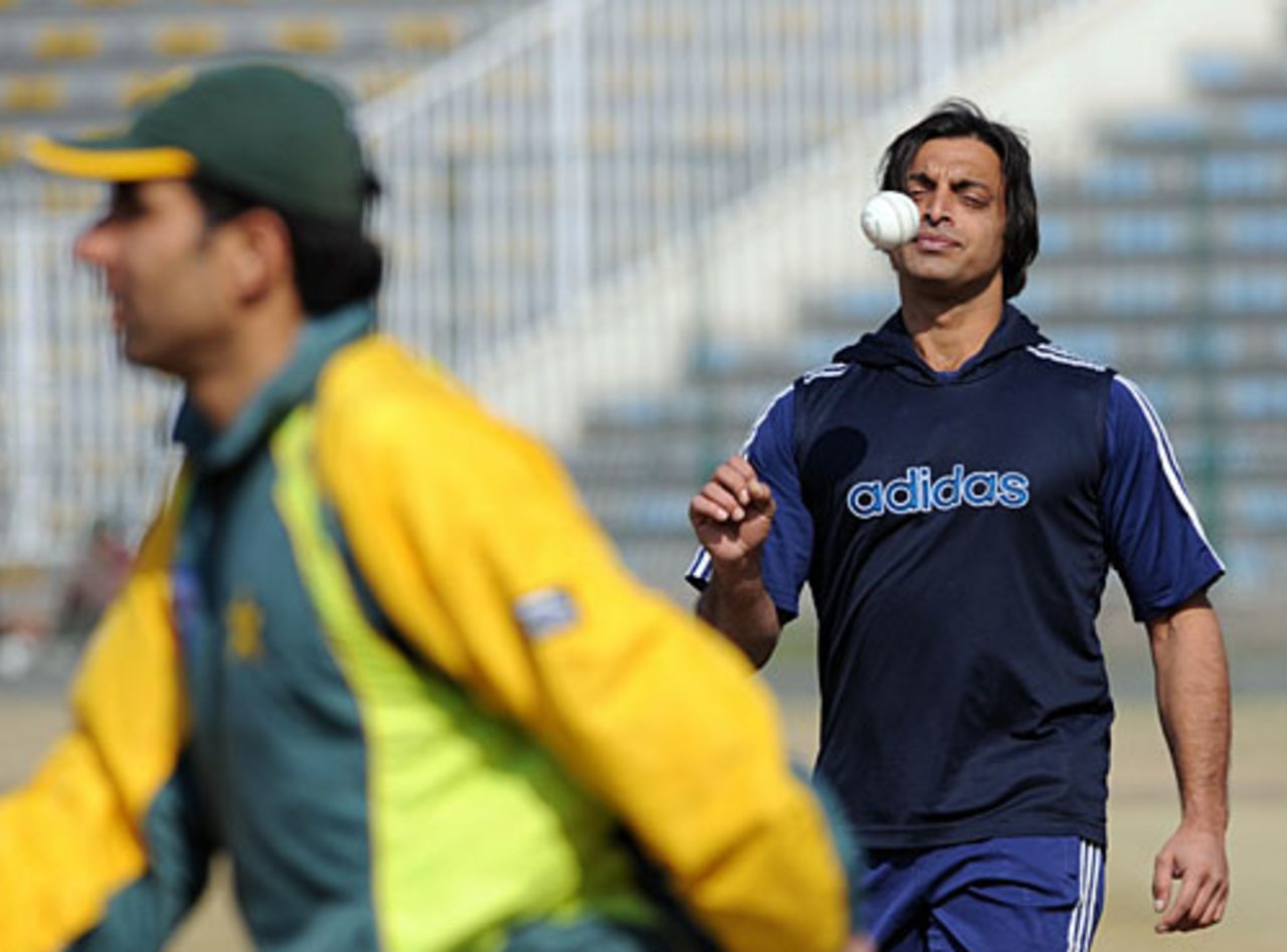 Shoaib Akhtar practises with the Pakistan squad, Lahore, February 1, 2008