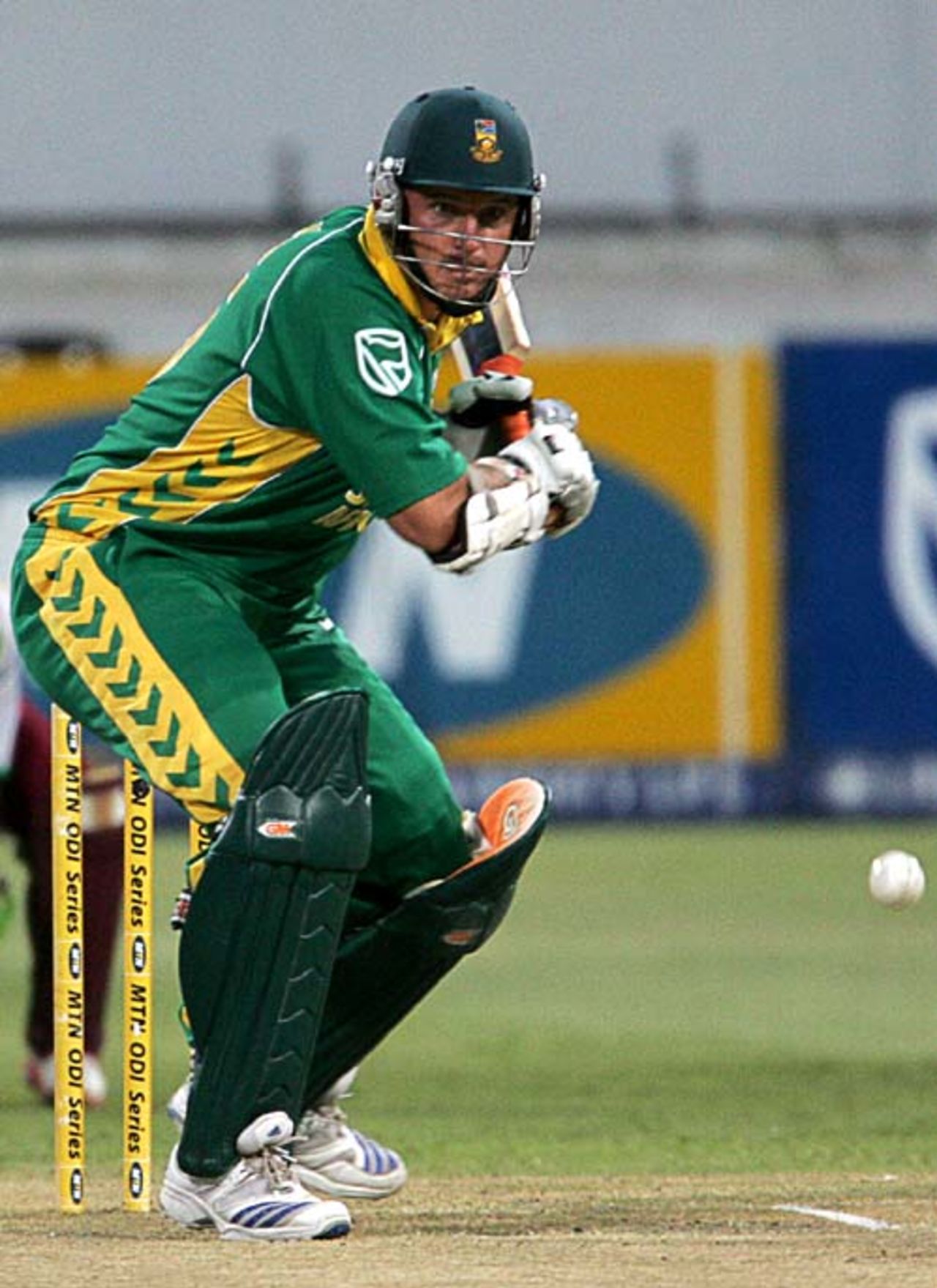Graeme Smith keeps his eyes on the ball, 4th ODI, Durban, February 1, 2008
