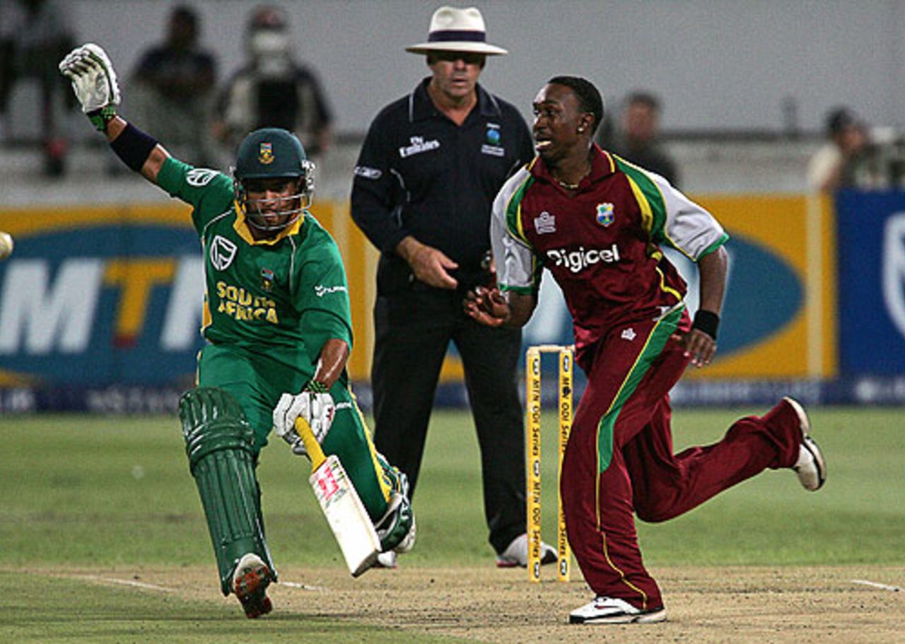 JP Duminy scampers a single as Dwayne Bravo chases the ball, South Africa v West Indies, 4th ODI, Durban, February 1, 2008
