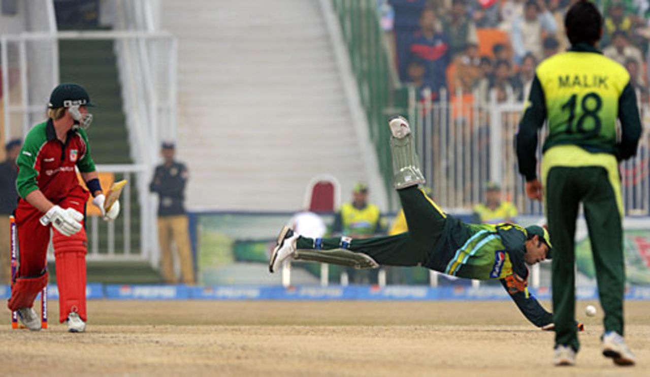Sarfraz Ahmed tries to stop a shot by Brendan Taylor, Pakistan v Zimbabwe, 5th ODI, Sheikhupura, February 2, 2008 