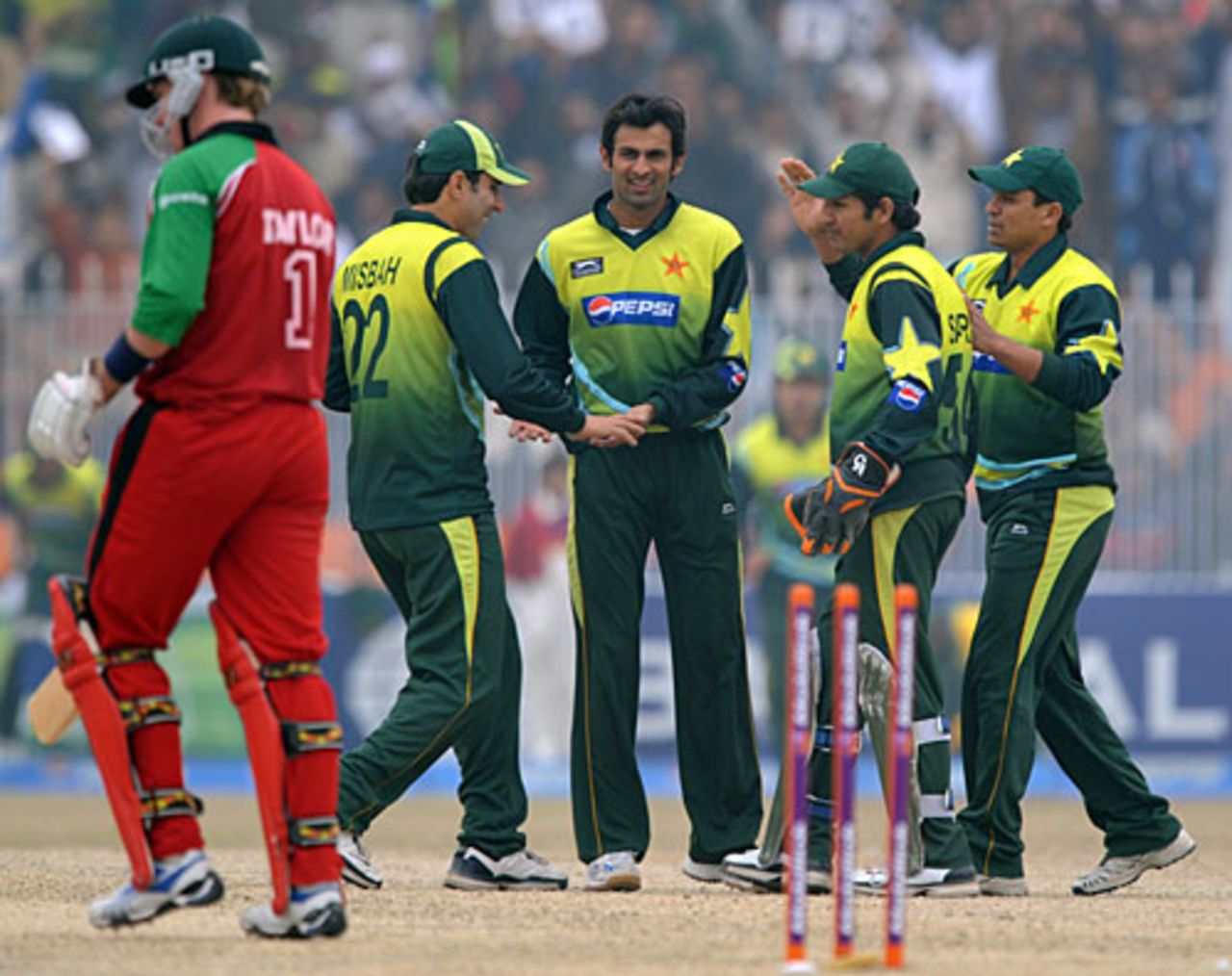 Shoaib Malik bowled Brendan Taylor for 49, Pakistan v Zimbabwe, 5th ODI, Sheikhupura, February 2, 2008 
