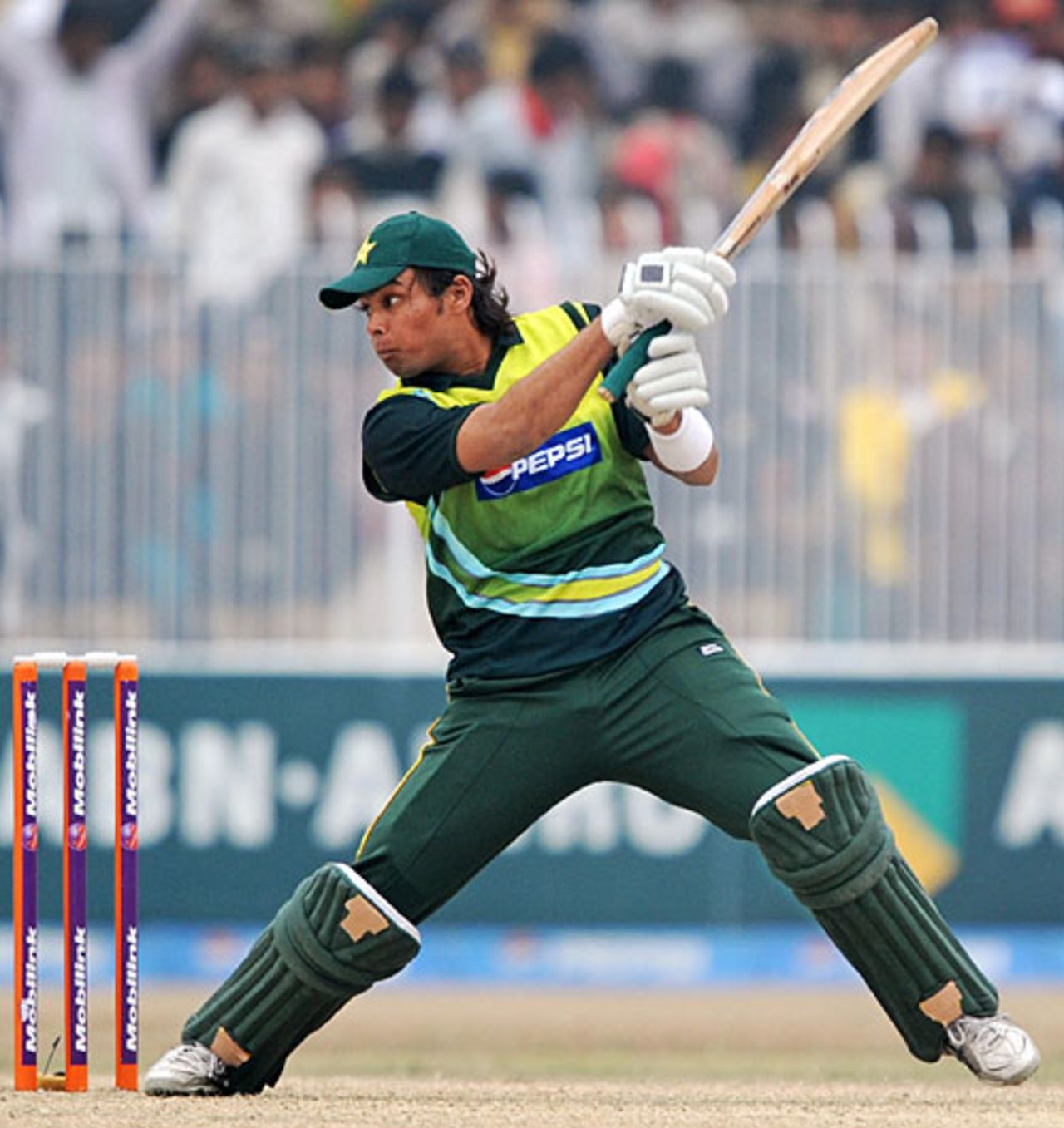 Khurram Manzoor cuts during his fifty, Pakistan v Zimbabwe, 5th ODI, Sheikhupura, February 2, 2008 
