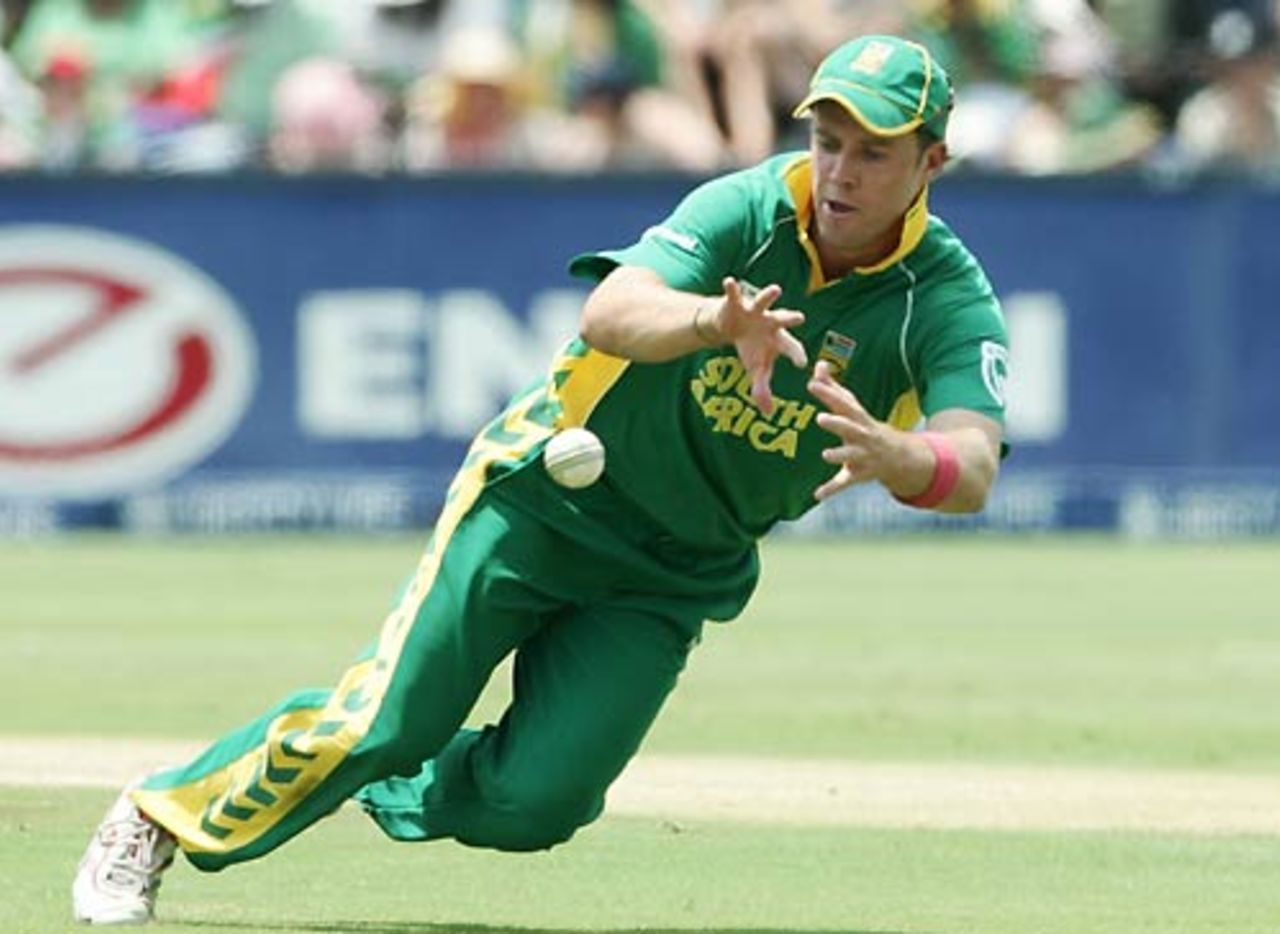 AB de Villiers demonstrates the sliding stop, South Africa v West Indies, 5th ODI, Johannesburg, February 3, 2008
