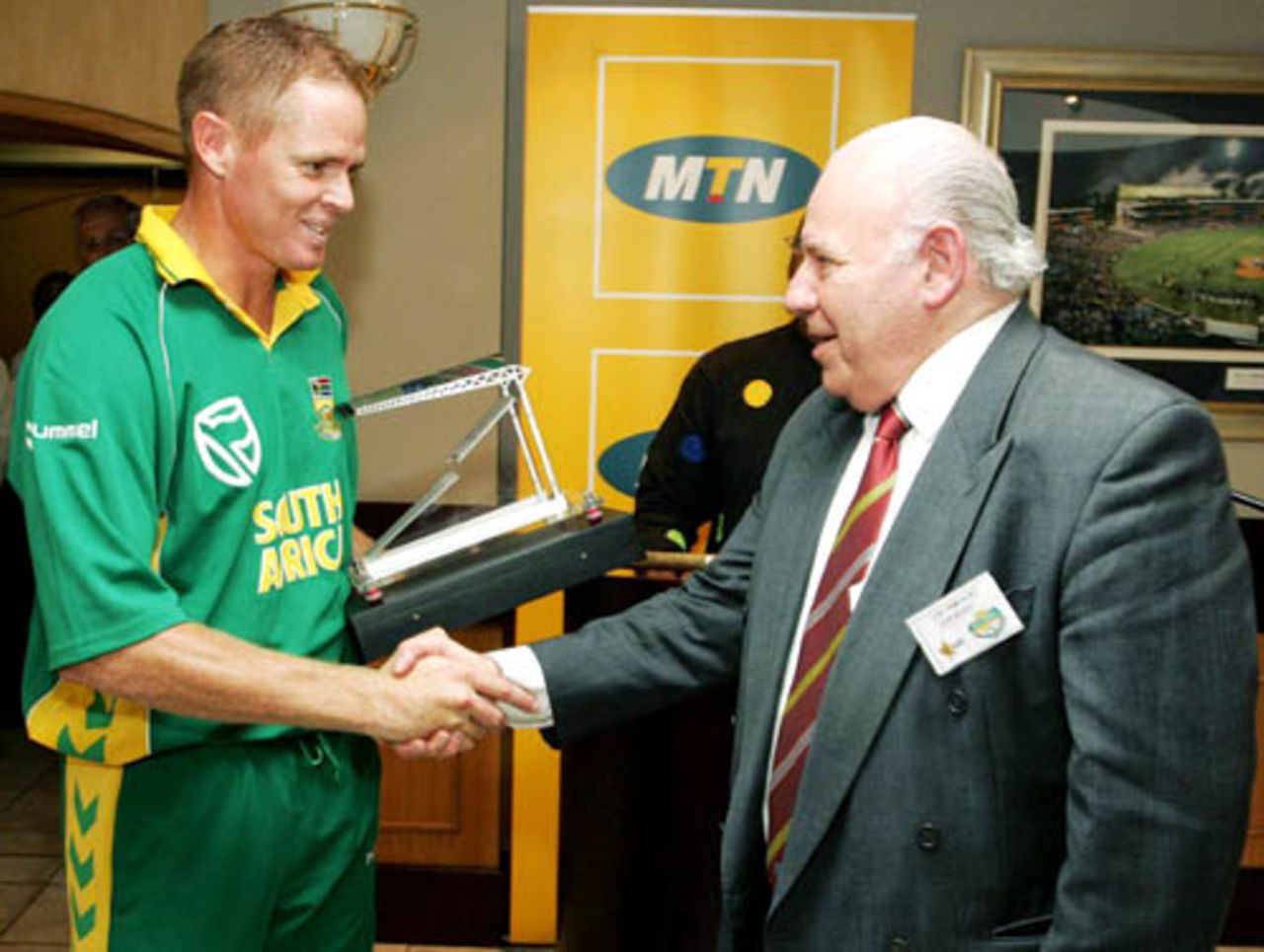 Shaun Pollock receives a souvenir from Joe Pamensky, South Africa v West Indies, 5th ODI, Johannesburg, February 3, 2008