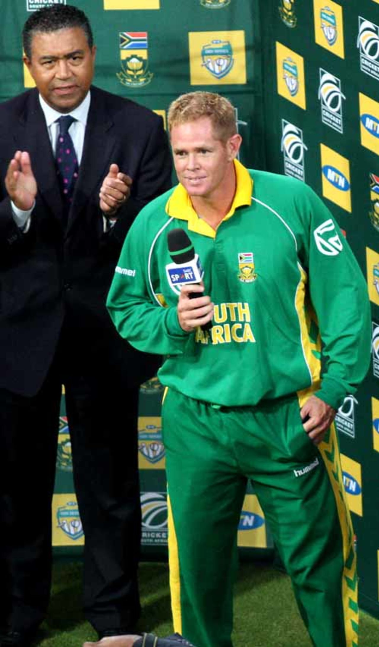 Shaun Pollock gives his farewell speech at the Wanderers, 5th ODI, Johannesburg, February 3, 2008