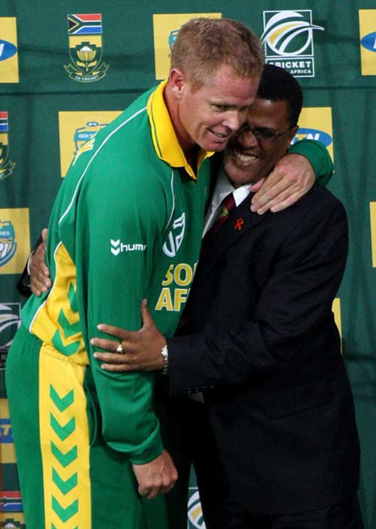 Shaun Pollock hugs Gerald Majola, the Cricket South Africa chief executive, during the presentation ceremony, 5th ODI, Johannesburg, February 3, 2008