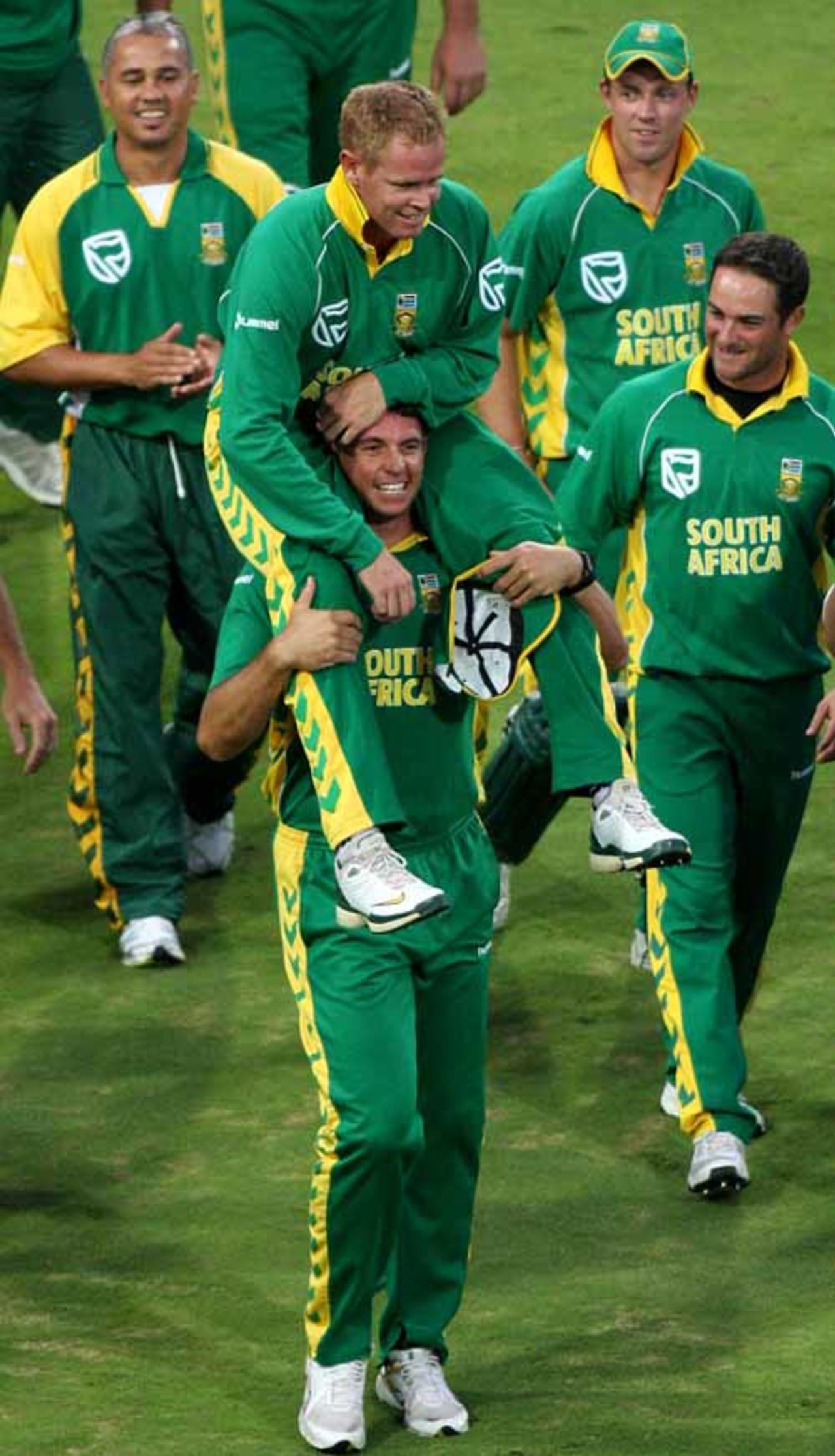 Shaun Pollock is lifted by Andre Nel as he bids farewell to international cricket, 5th ODI, Johannesburg, February 3, 2008