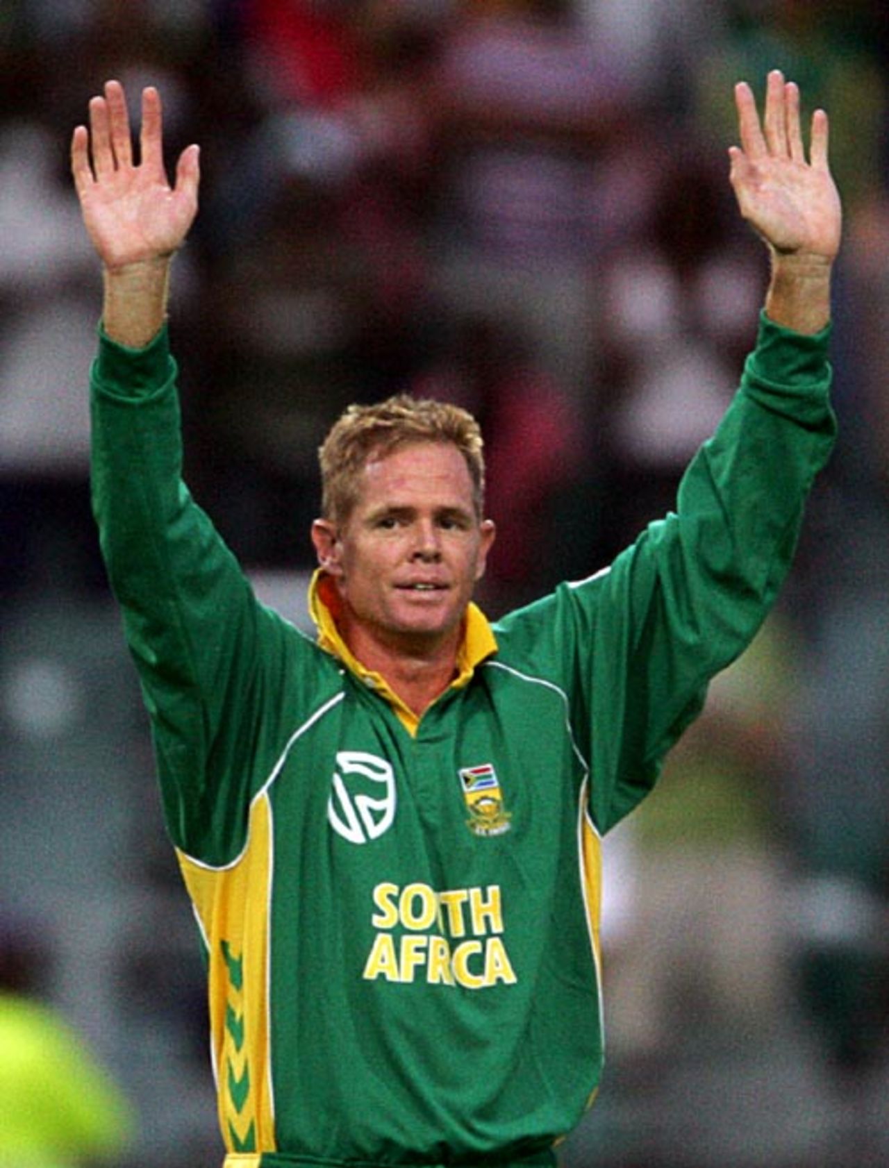 Shaun Pollock waves goodbye at the Wanderers, 5th ODI, Johannesburg, February 3, 2008