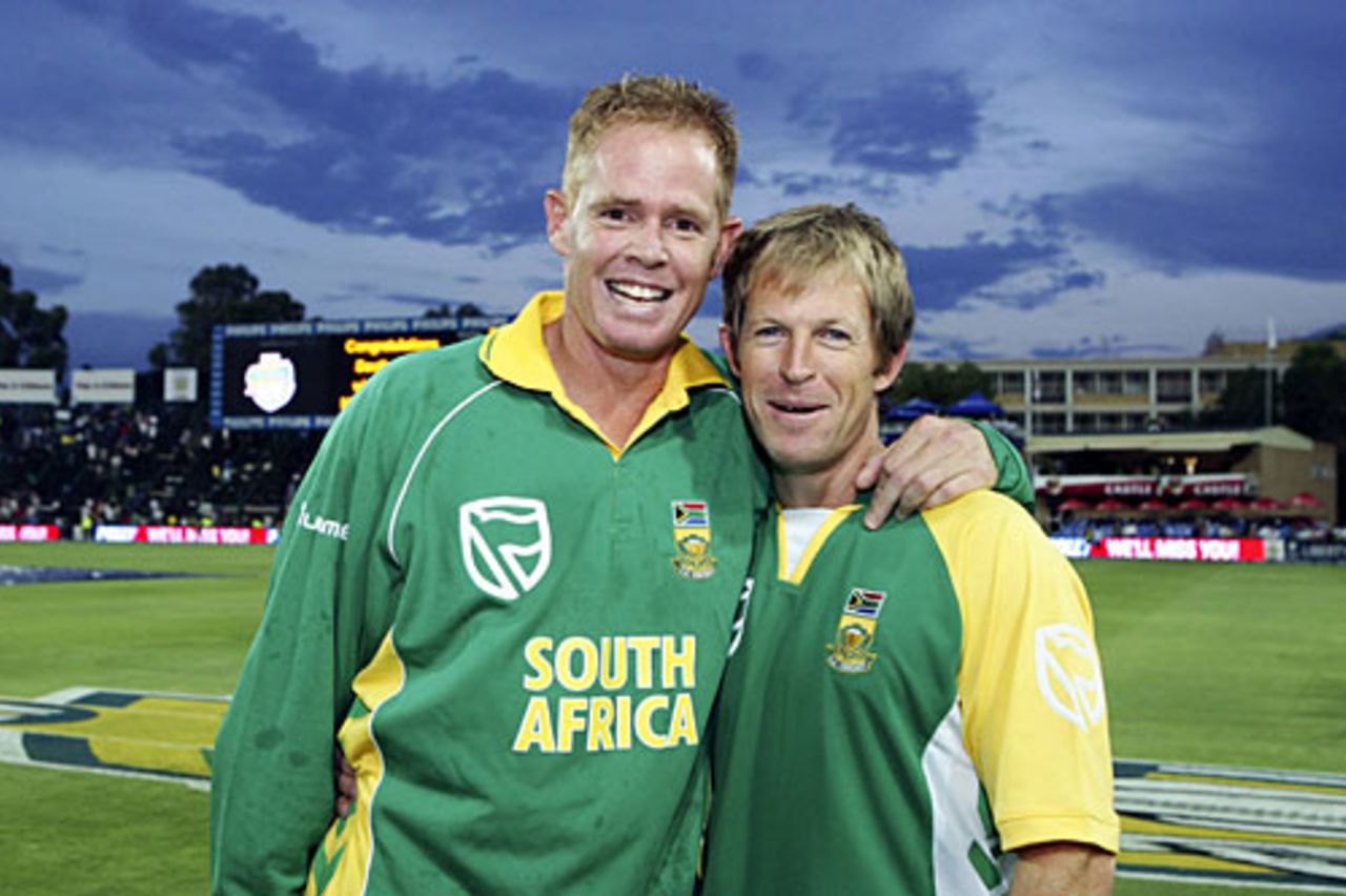 Shaun Pollock and Jonty Rhodes pose for photos, South Africa v West Indies, 5th ODI, Johannesburg, February 3, 2008
