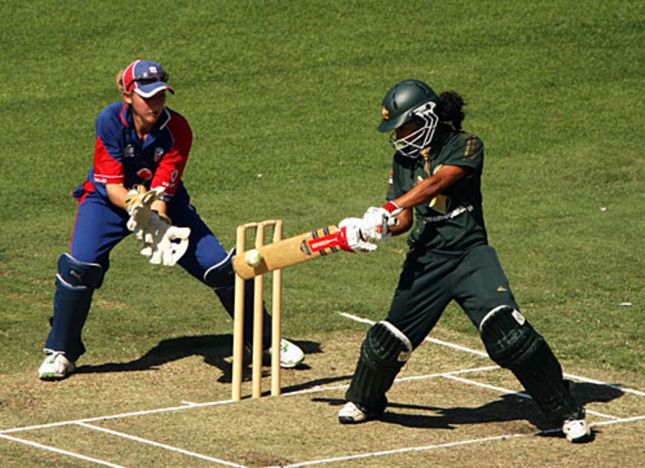 Lisa Sthalekar square-drives on her way to 45, Australia women v England women, 2nd ODI, Melbourne, February 4, 2008