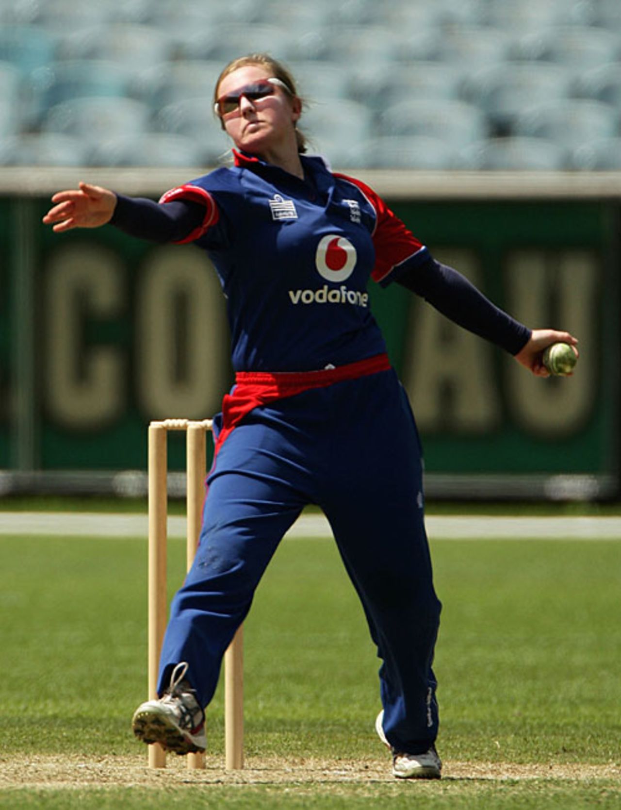 Holly Colvin prepares to deliver the ball, Australia women v England women, 2nd ODI, Melbourne, February 4, 2008