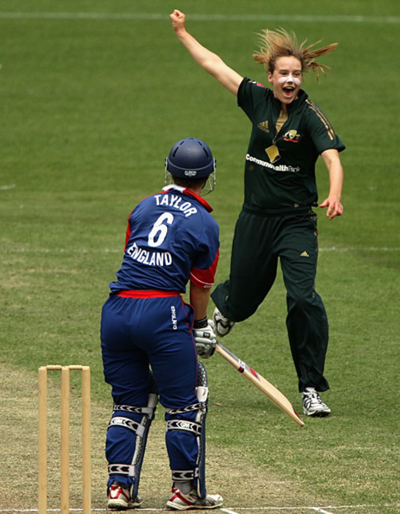Ellyse Perry dismisses Claire Taylor for a duck, Australia women v England women, 2nd ODI, Melbourne, February 4, 2008