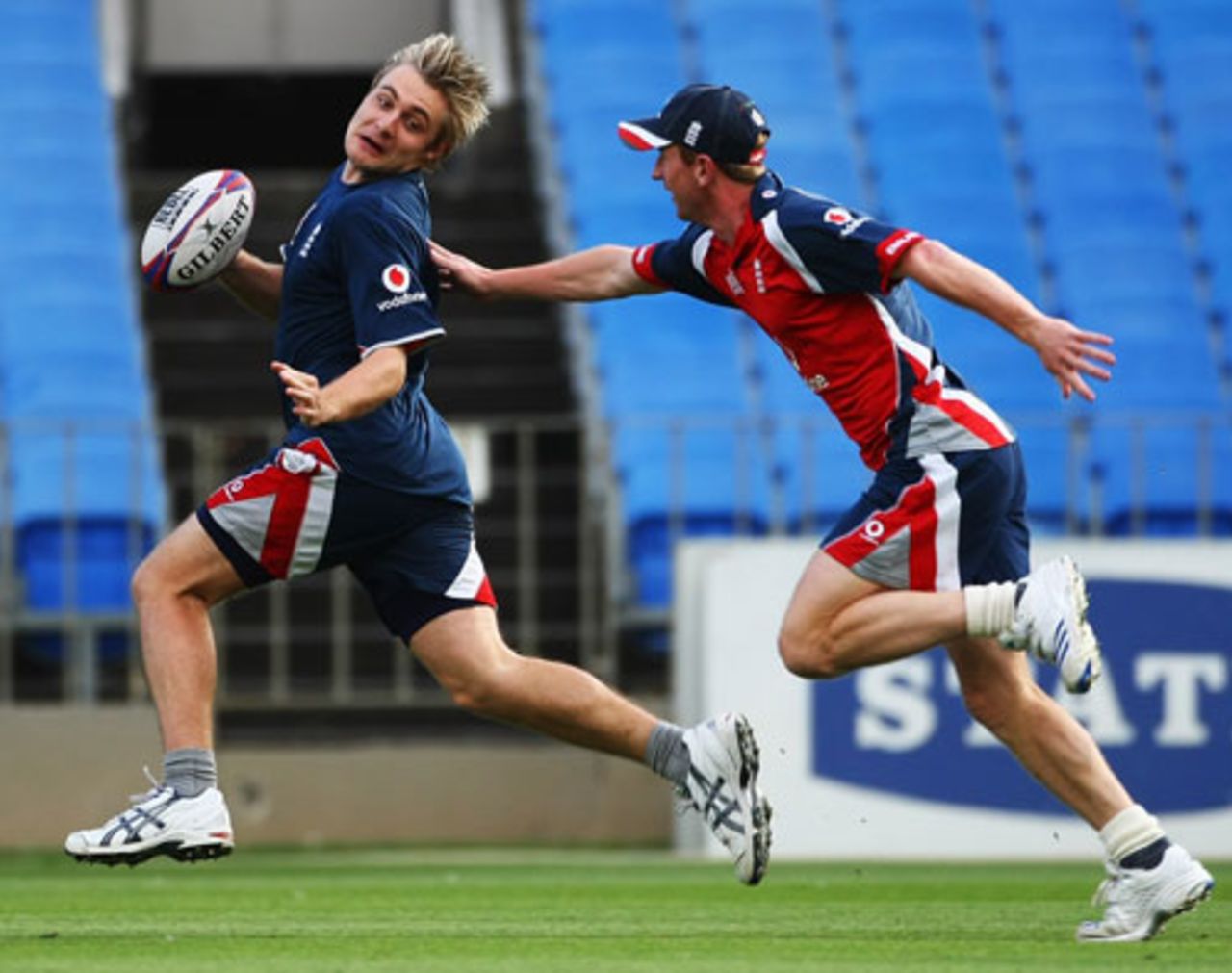 Luke Wright gives Paul Collingwood the slip during England's late-afternoon net session, Auckland, February 4, 2008