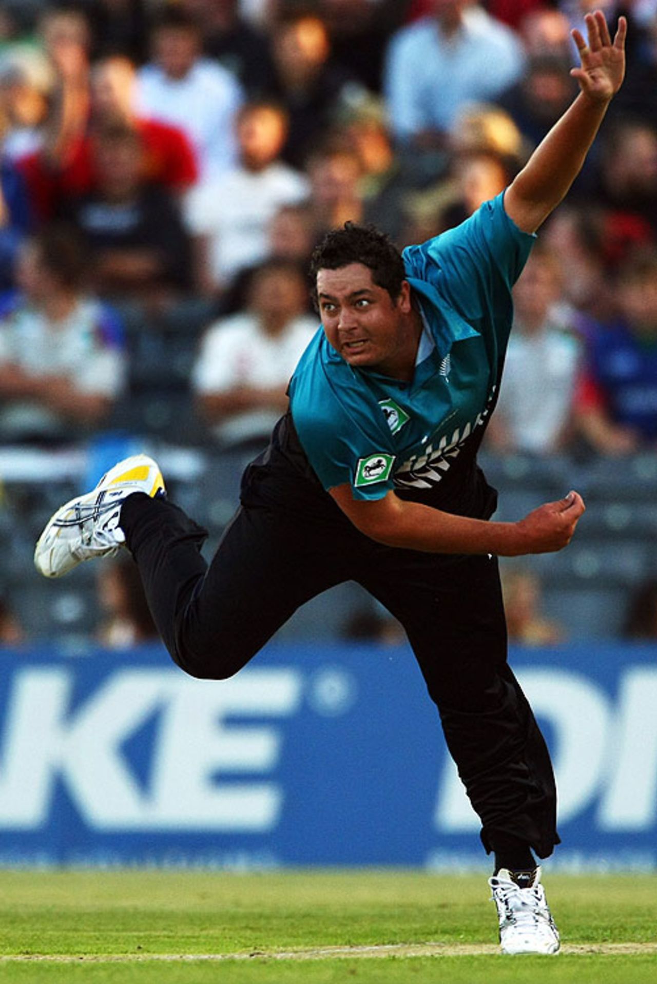 Jesse Ryder bowls for New Zealand v England, 2nd Twenty20, Christchurch, February 7, 2008