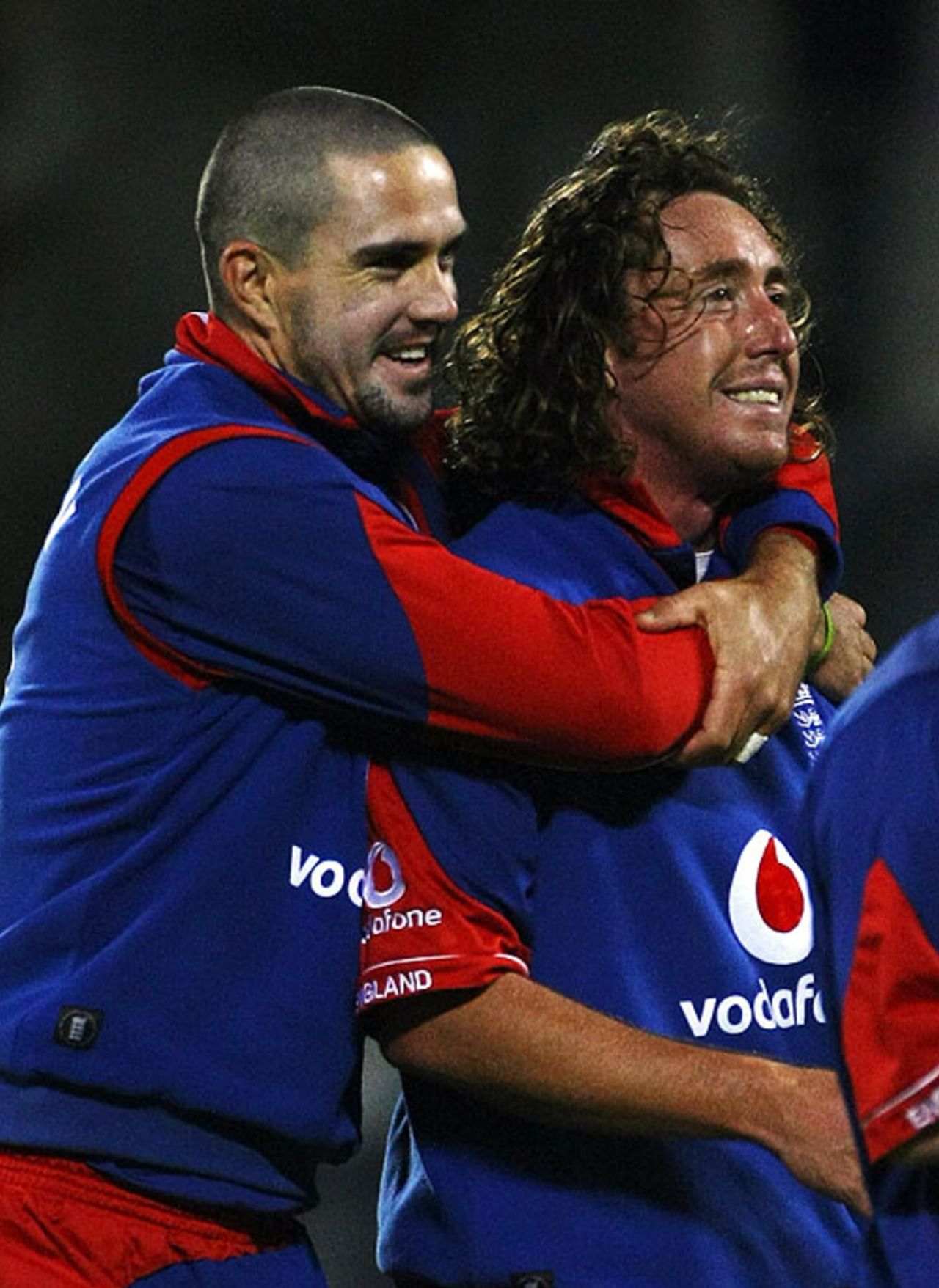 Ryan Sidebottom celebrates with Kevin Pietersen, New Zealand v England, 2nd Twenty20, Christchurch, February 7, 2008