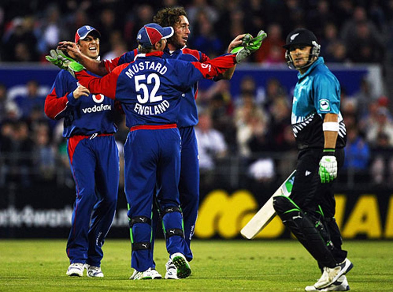 Brendon McCullum looks aghast as Ryan Sidebottom strikes, New Zealand v England, 2nd Twenty20, Christchurch, February 7, 2008