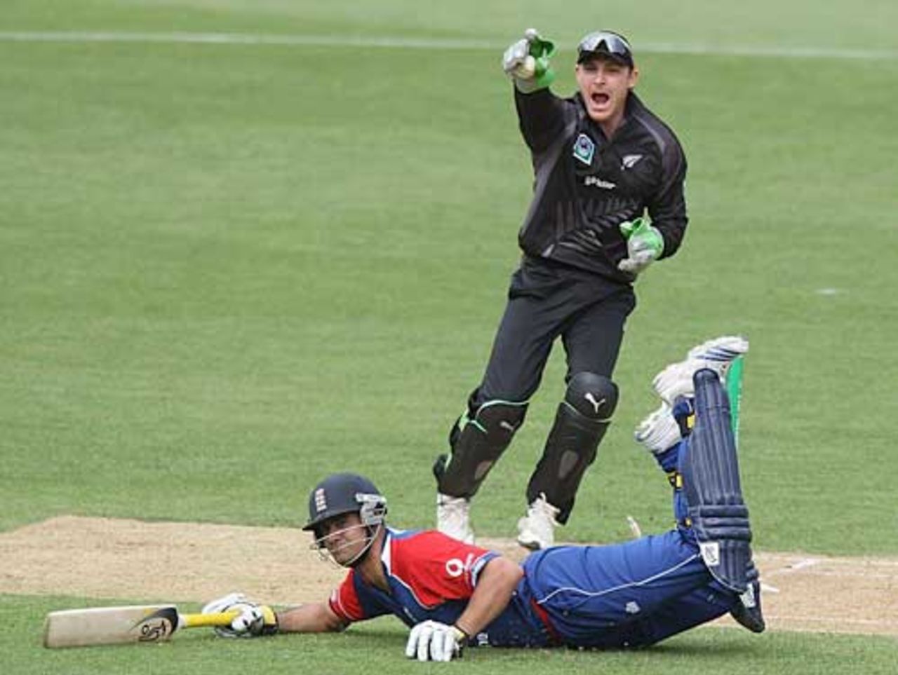 Owais Shah joins England's list of run outs, New Zealand v England, 1st ODI, Wellington, February 9, 2008