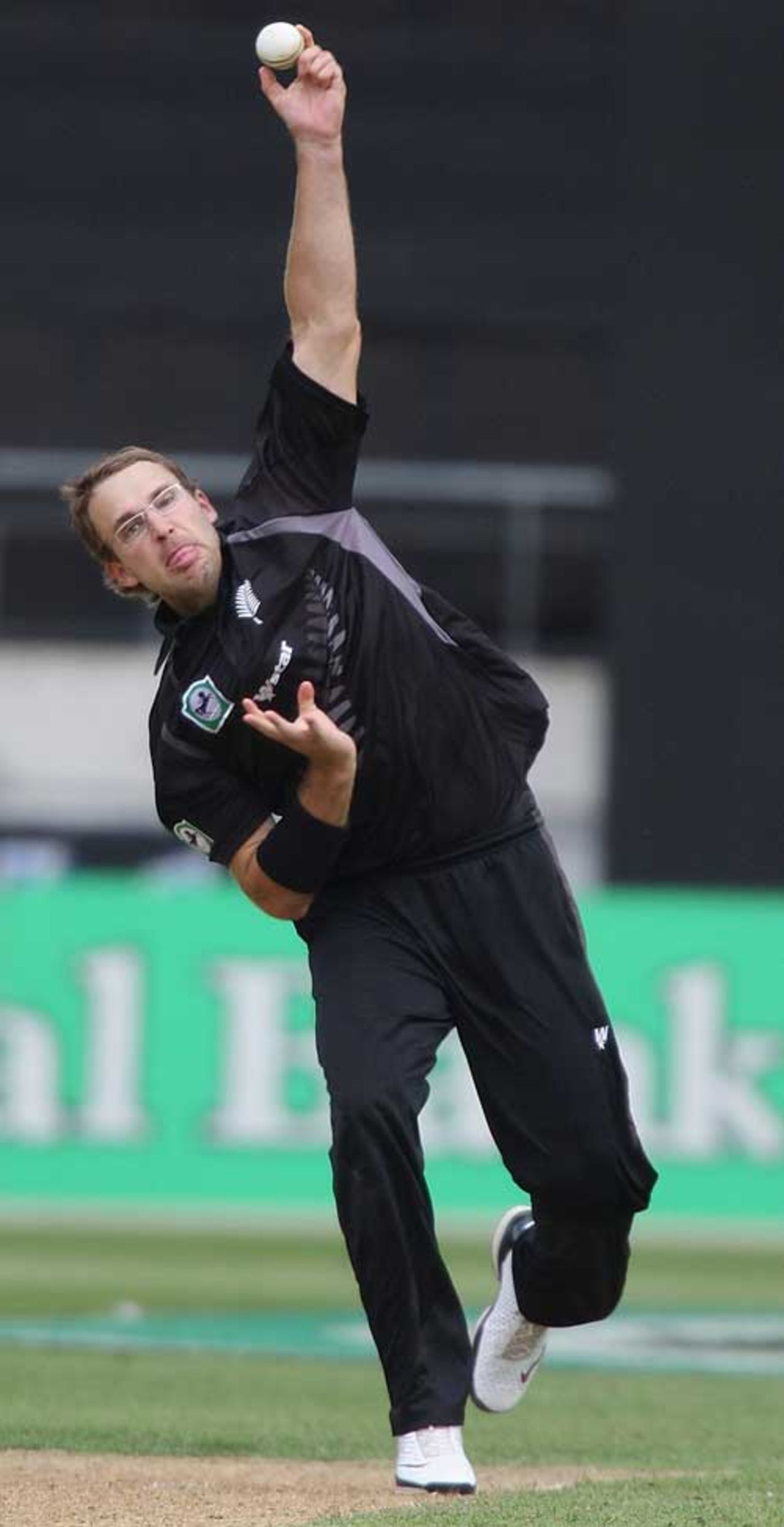 Daniel Vettori was back to lead New Zealand to victory, New Zealand v England, 1st ODI, Wellington, February 9, 2008