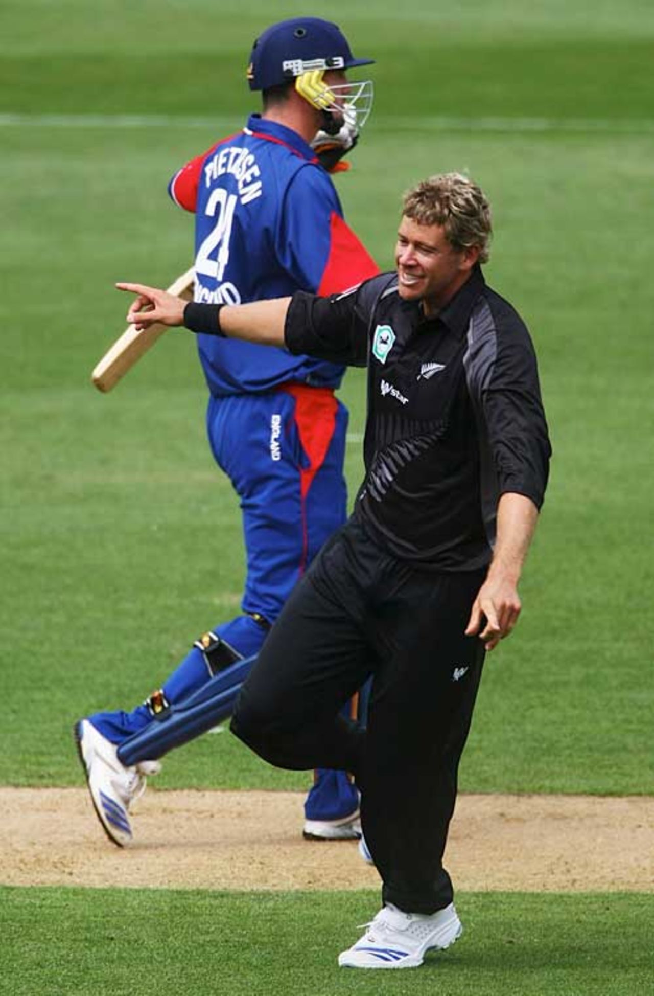 Jacob Oram celebrates removing Kevin Pietersen, New Zealand v England, 1st ODI, Wellington, February 9, 2008