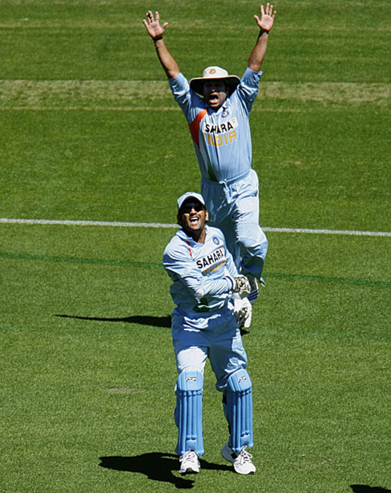Mahendra Singh Dhoni caught Matthew Hayden, Australia v India, CB Series, 4th ODI, Melbourne, February 10, 2008