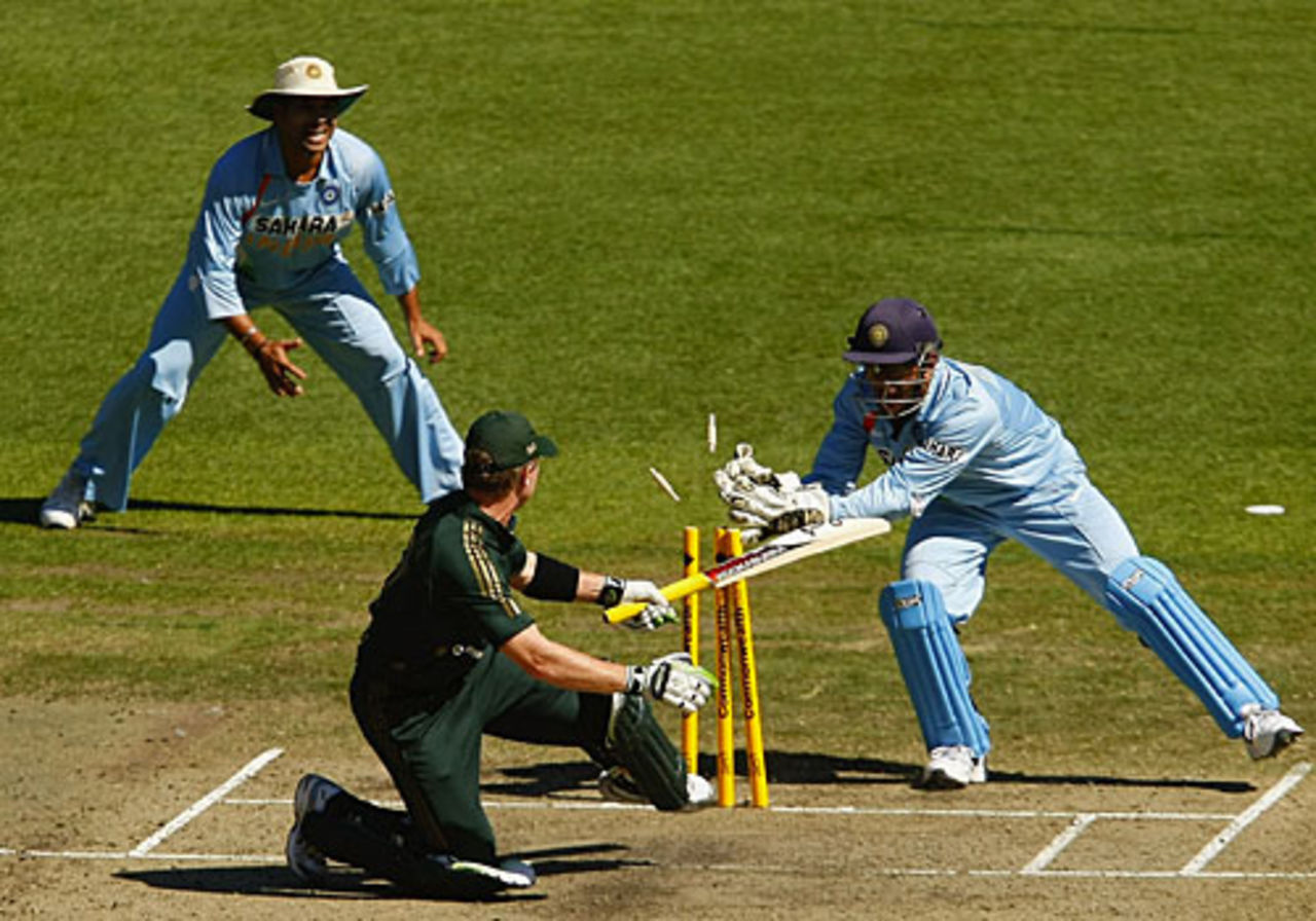 Mahendra Singh Dhoni stumps Brad Haddin, Australia v India, CB Series, 4th ODI, Melbourne, February 10, 2008