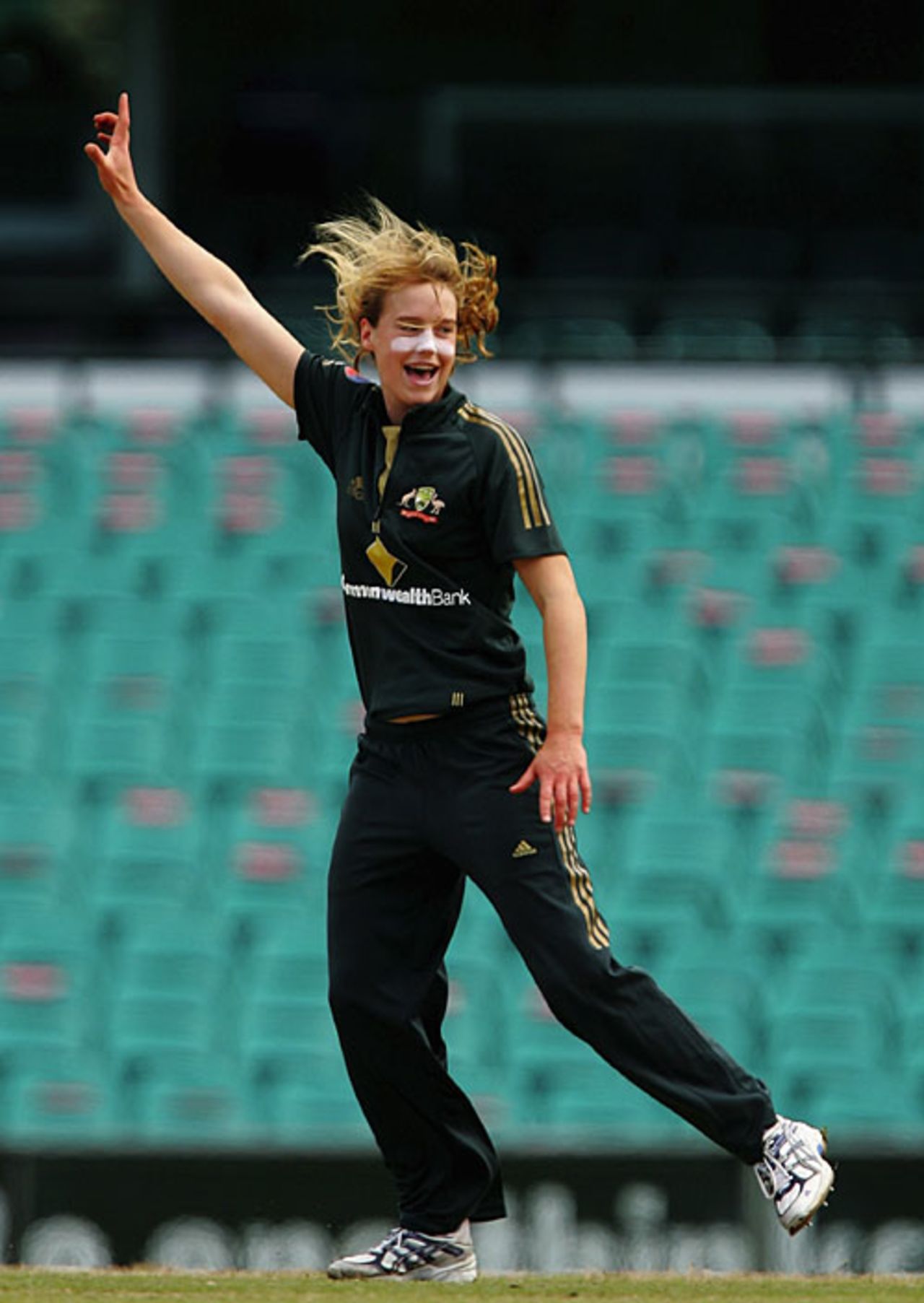 Ellyse Perry in action at the SCG, Australia v England, 4th Women's ODI, Sydney, February 10, 2008