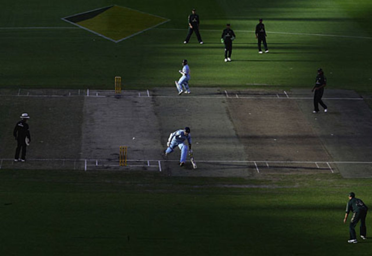 Sachin Tendulkar and Irfan Pathan scamper a quick single, Australia v India, CB Series, 4th ODI, Melbourne, February 10, 2008