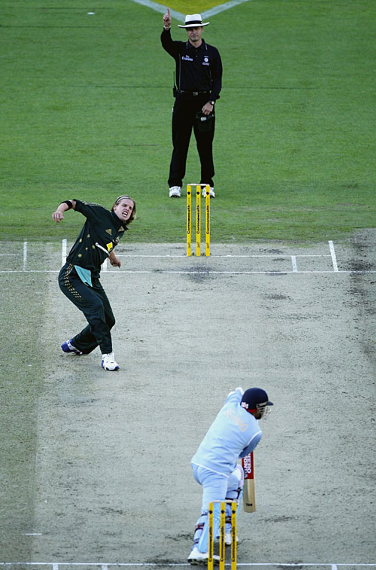 Nathan Bracken trapped Virender Sehwag lbw, Australia v India, CB Series, 4th ODI, Melbourne, February 10, 2008