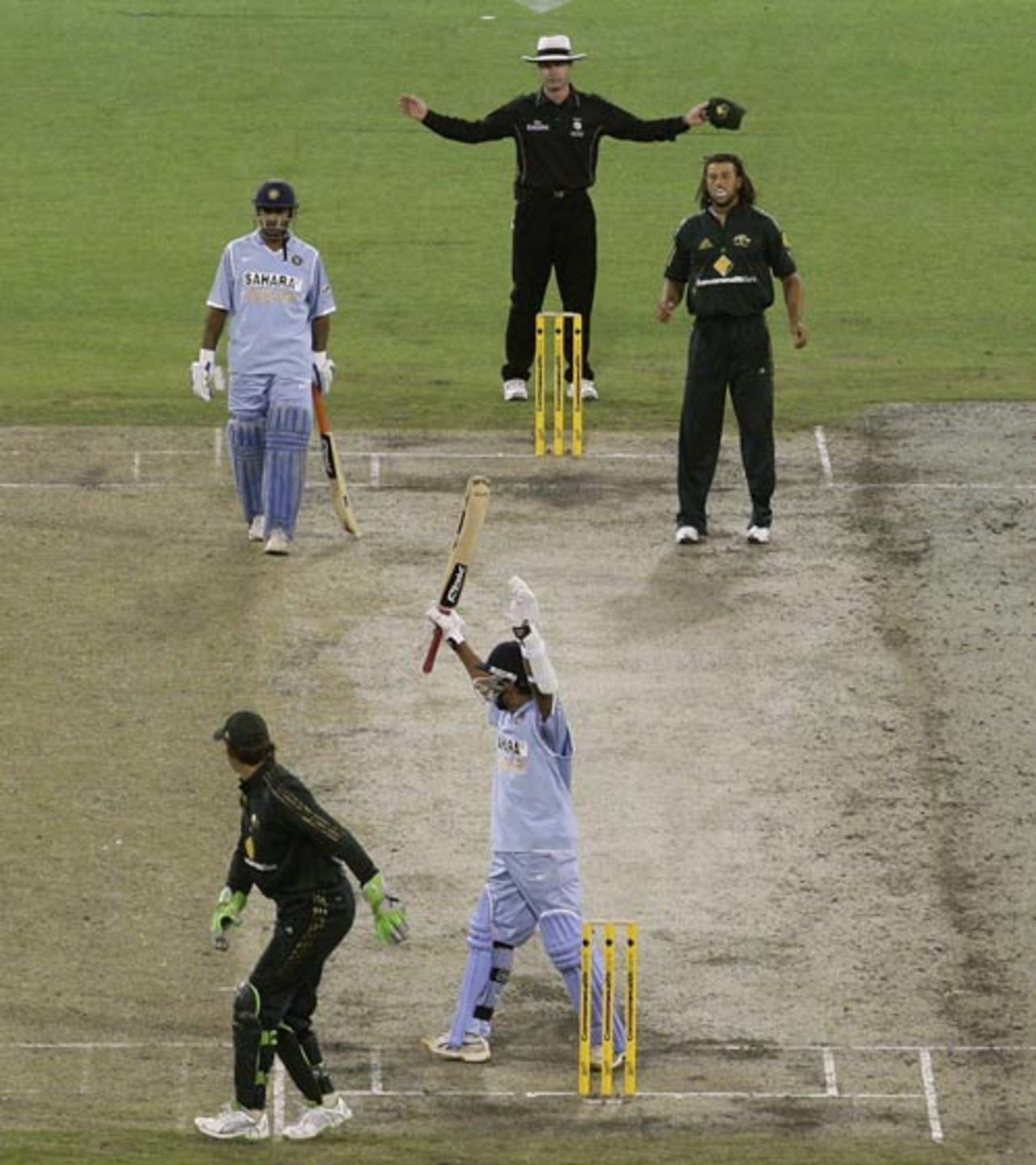 India's winning run came via a wide from Andrew Symonds, Australia v India, CB Series, 4th ODI, Melbourne, February 10, 2008