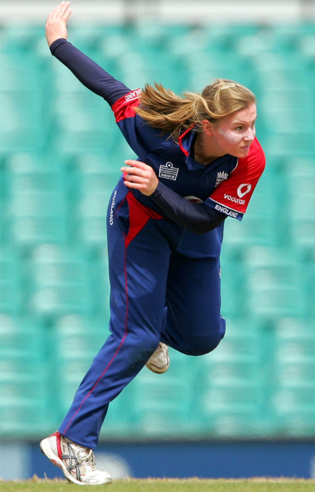 Holly Colvin couldn't prevent a loss for England, Australia v England, 5th Women's ODI, Sydney, February 11, 2008