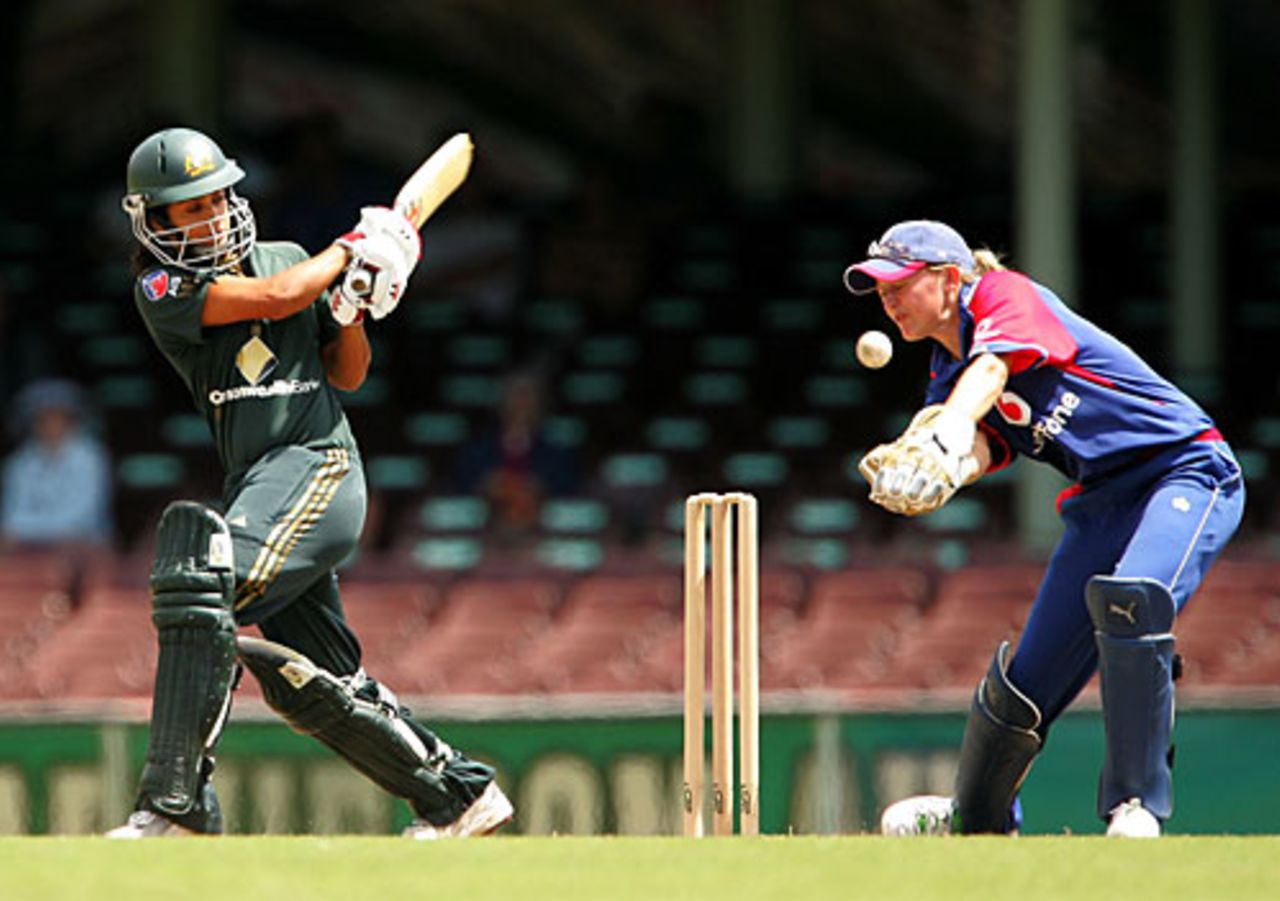 Lisa Sthalekar plays behind the wicket, Australia v England, 5th Women's ODI, Sydney, February 11, 2008