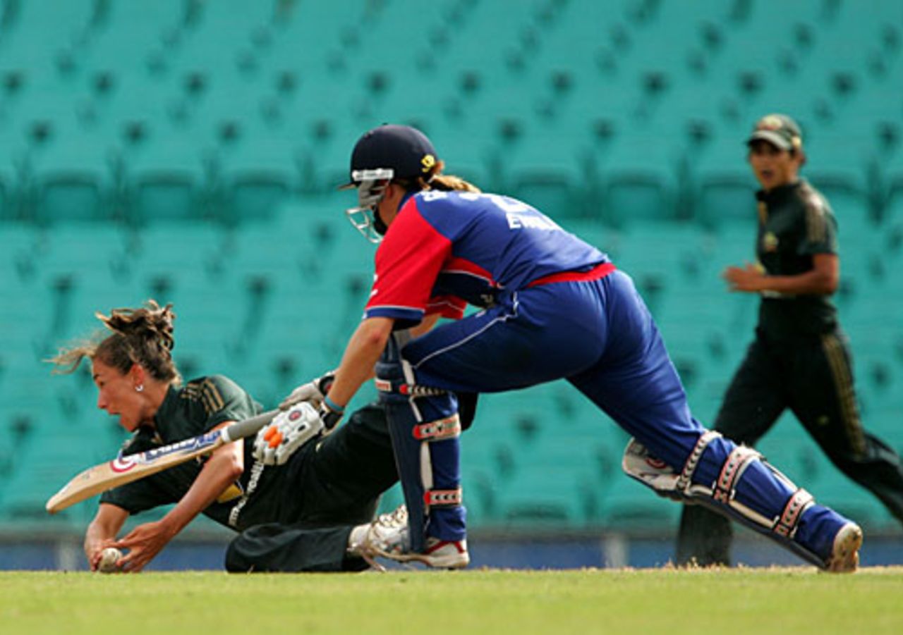 Sarah Andrews unsuccessfully attempts to run out Lydia Greenway, Australia v England, 5th Women's ODI, Sydney, February 11, 2008
