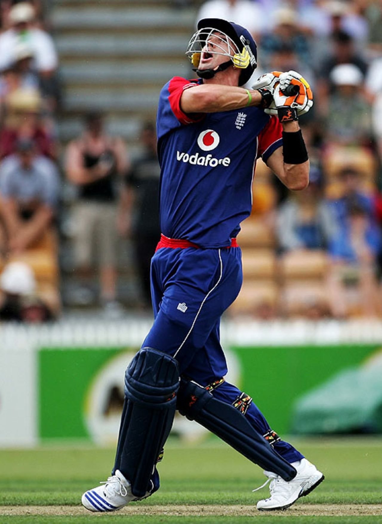 Kevin Pietersen top-edges a pull for six, New Zealand v England, 2nd ODI, Hamilton, February 12, 2008