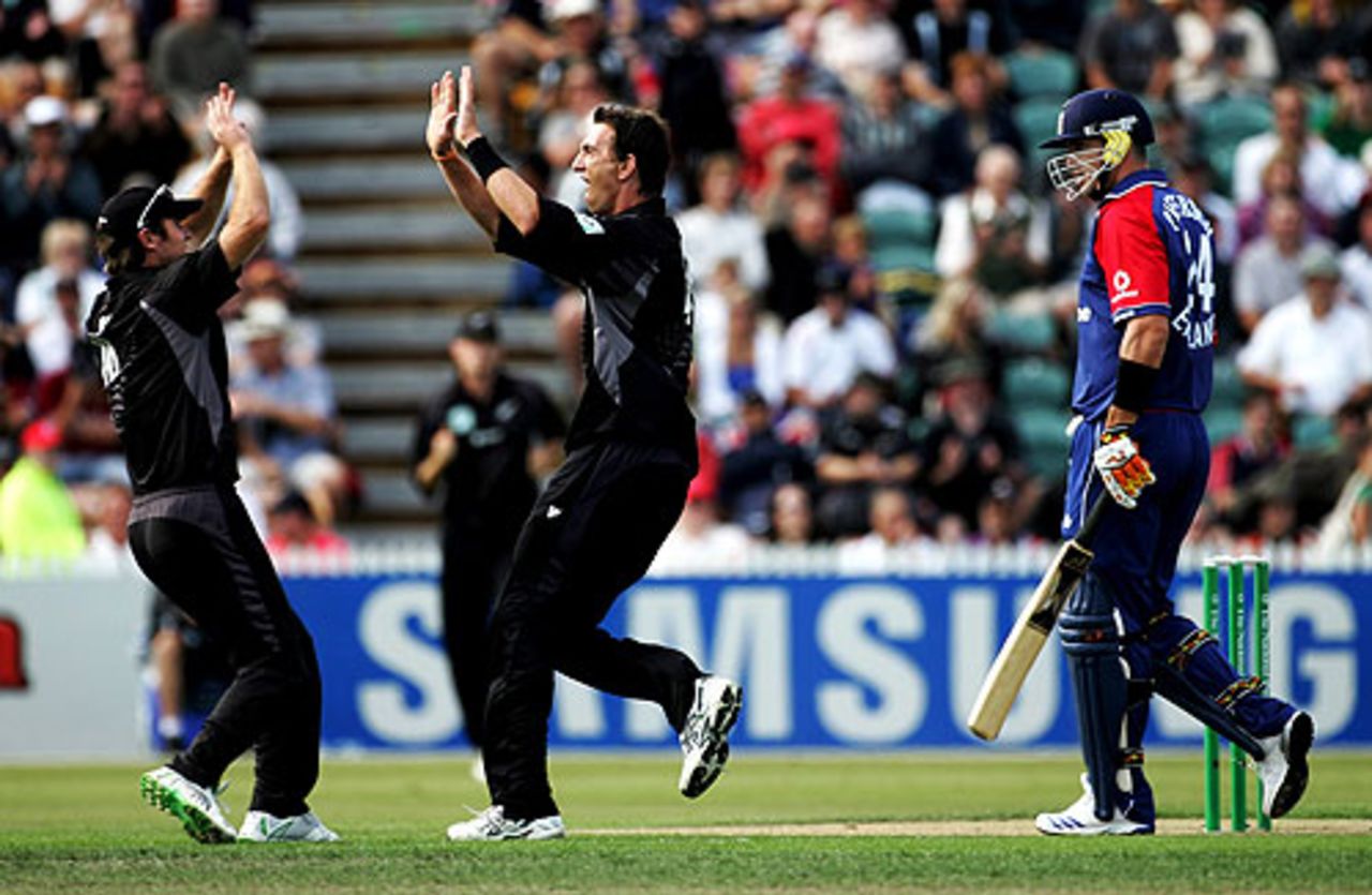 Michael Mason traps Kevin Pietersen lbw for 29, New Zealand v England, 2nd ODI, Hamilton, February 12, 2008