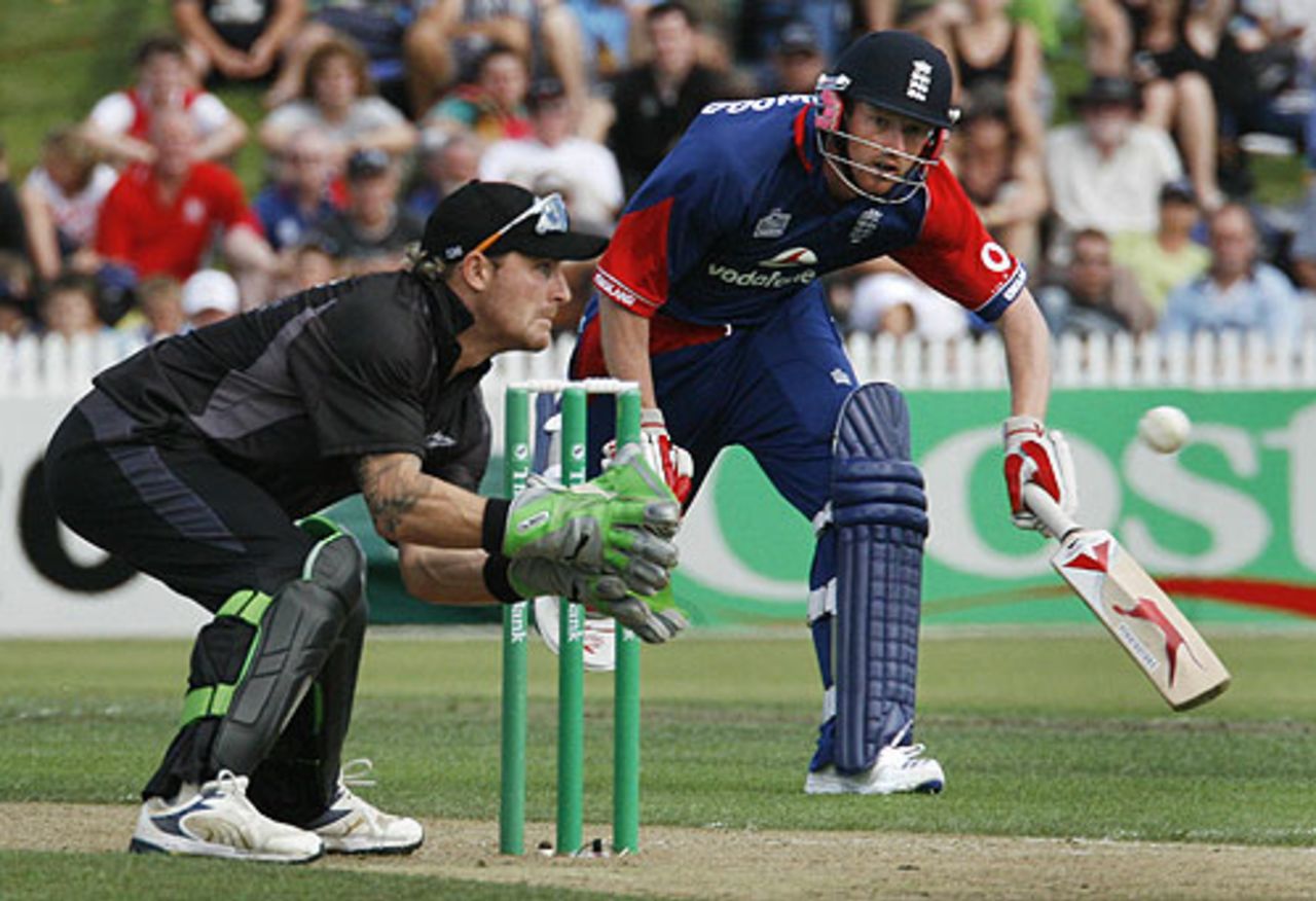 Paul Collingwood prepares to be run out by Brendon McCullum, New Zealand v England, 2nd ODI, Hamilton, February 12, 2008