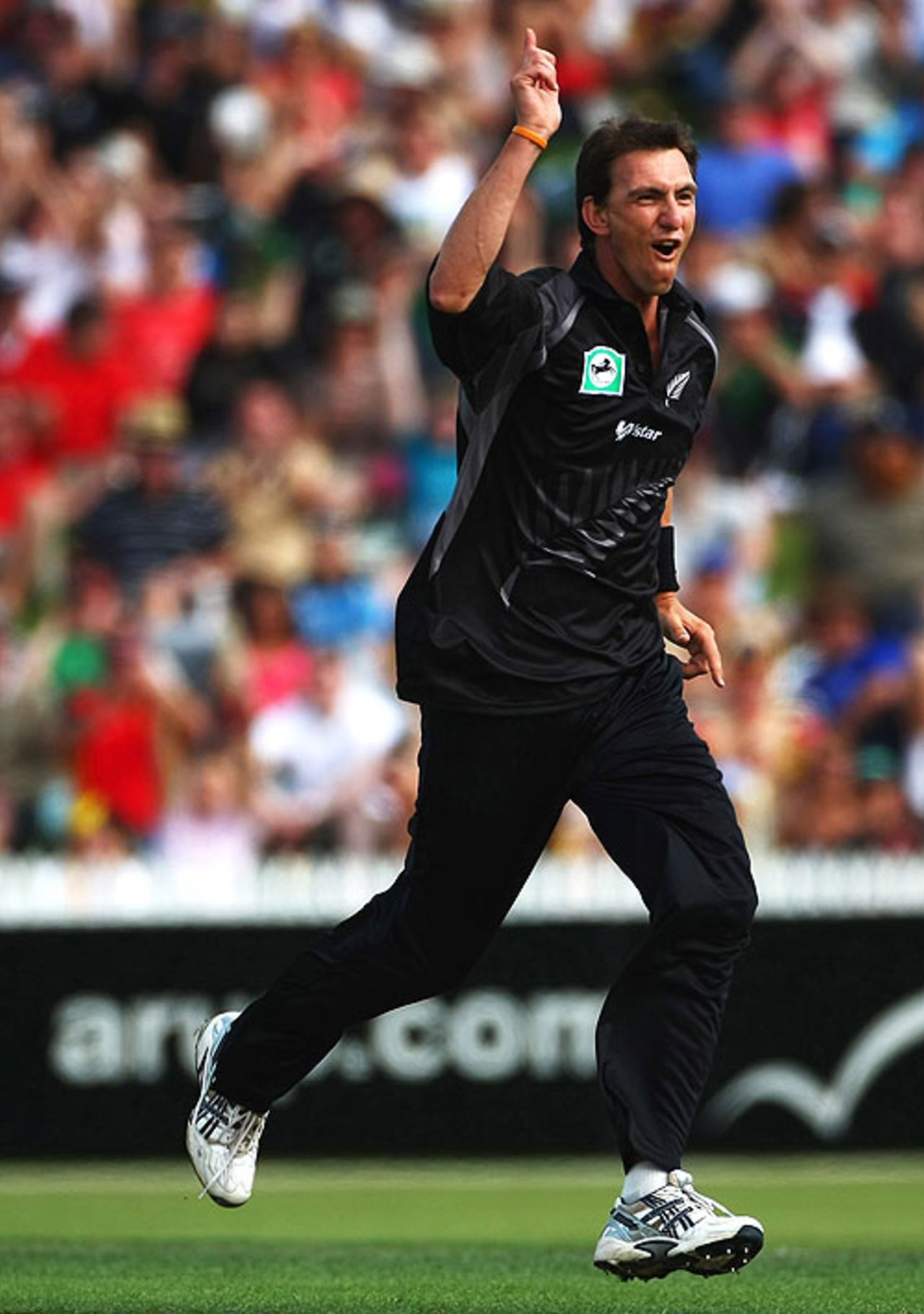 Michael Mason traps Kevin Pietersen lbw for 29, New Zealand v England, 2nd ODI, Hamilton, February 12, 2008